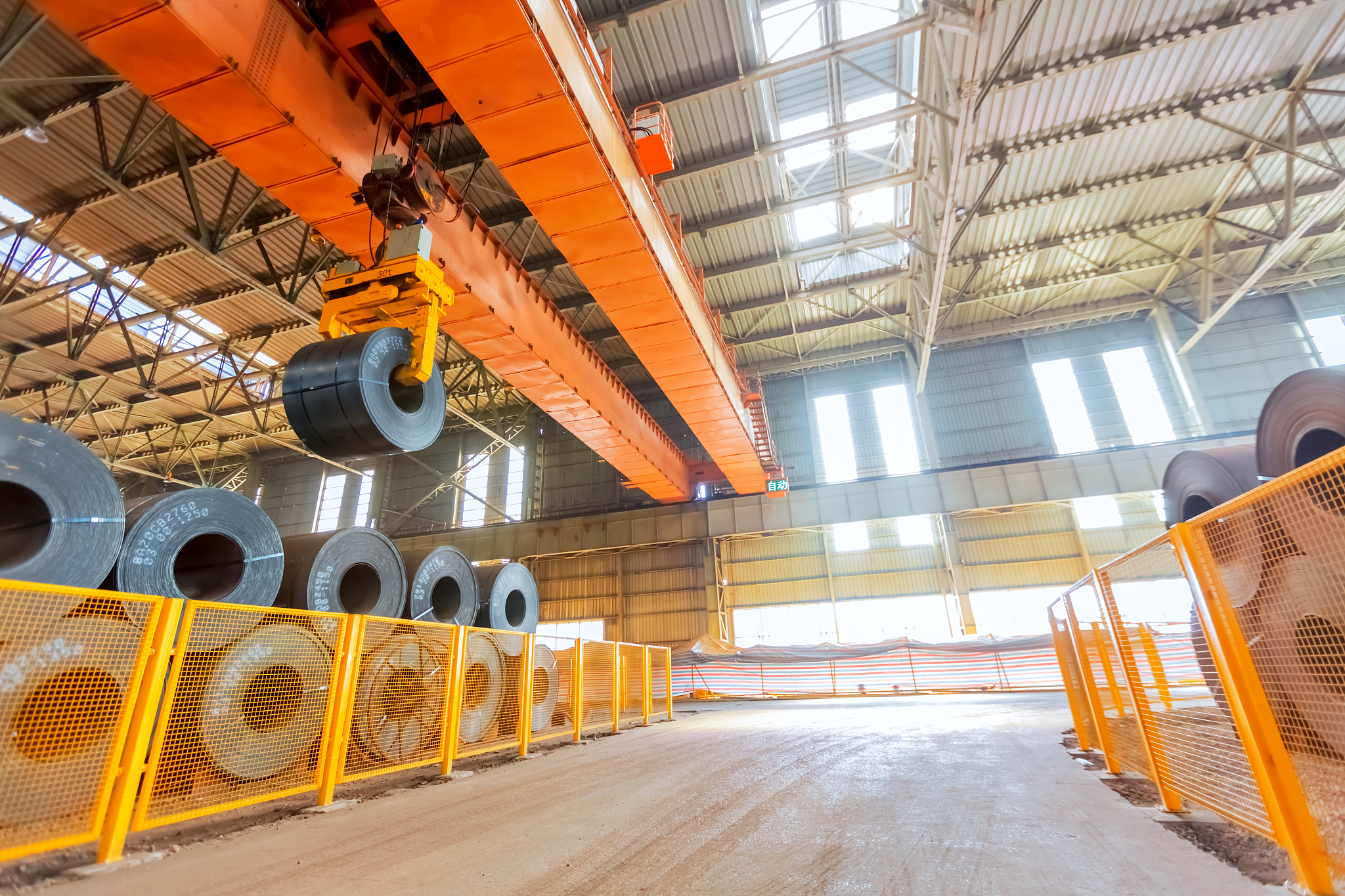 请翻译在底层每个钢卷的相反侧左侧钢卷在右侧右侧钢卷在左侧赛入了木楔子以防止钢卷的滚动。