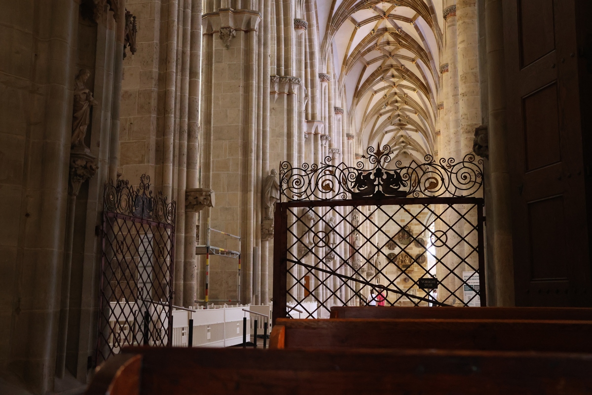 中世纪豪宅的诡异舞会：镜子里的骷髅头