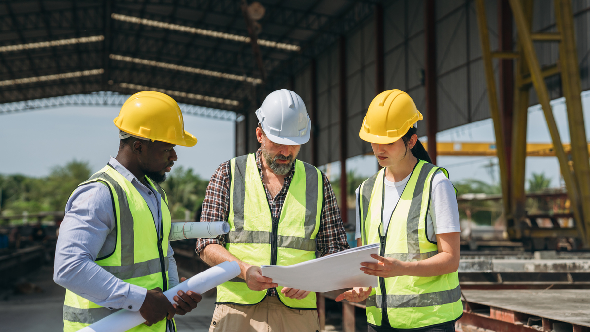 第1章 绪论	111研究背景	112研究意义	1第2章 新形势下的建筑施工安全管理概述	221建筑施工安全管理的定义	222建筑施工安全管理的内容	223新形势对建筑施工安全管理的影响	2第3章 新形势下建筑施工安全管理的挑战	431技术进步与工程复杂性增加	432 劳动力市场变动和人力资源管理困难	433安全管理制度不完善及落实不力	434施工现场安全管理问题突出	5第4章 新形势下建筑施工安全