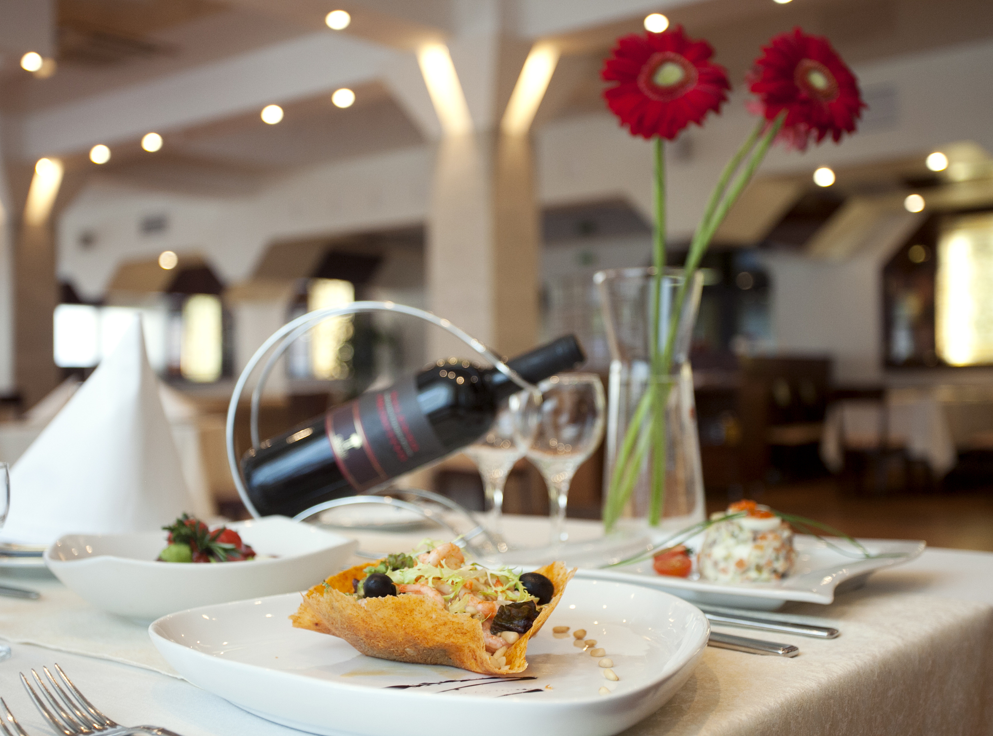 Alcoholic beverages may be sold in all the hotels pubs or wine merchants’ in theUK请判断正误