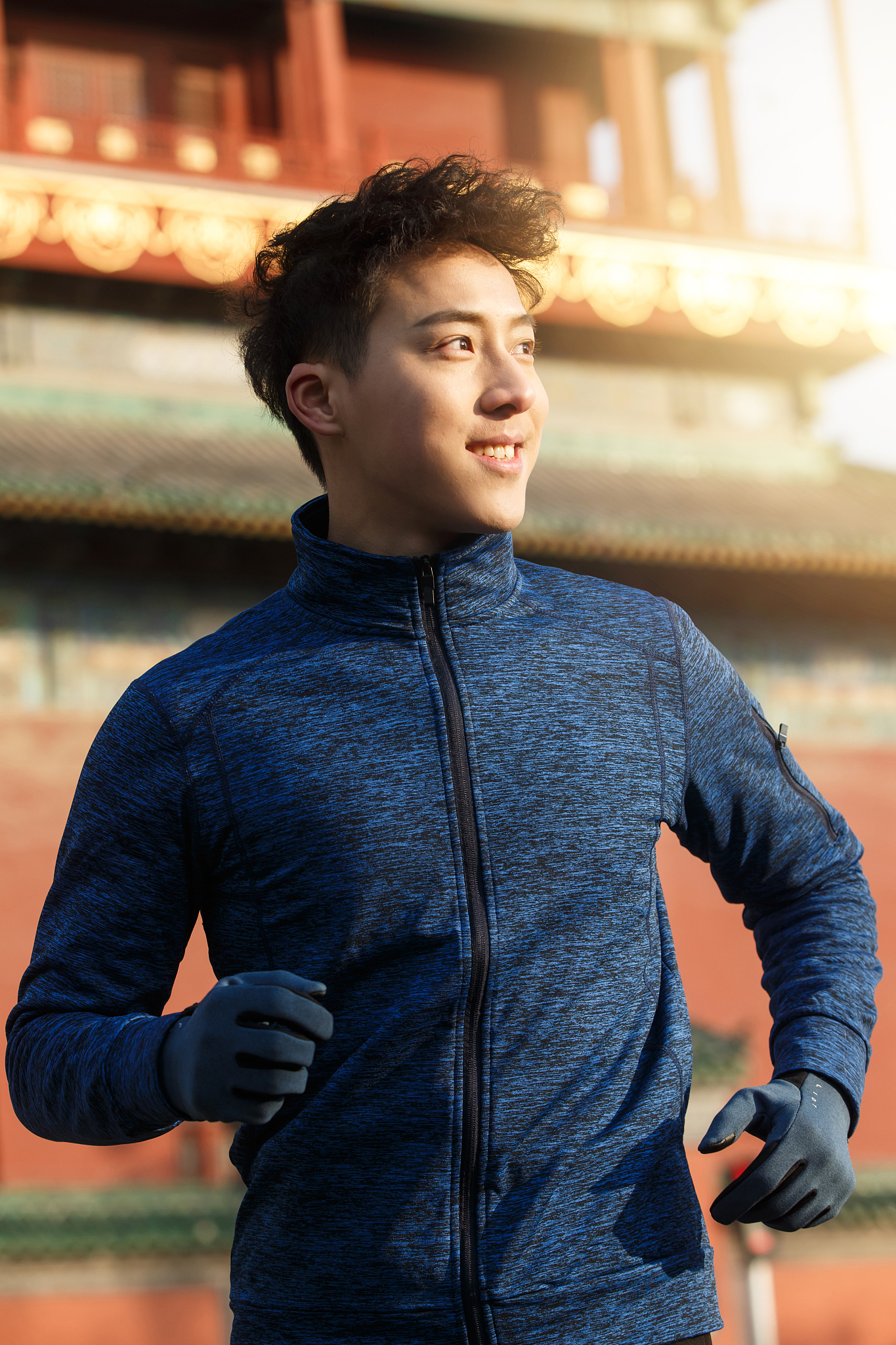 青年男人户外慢跑