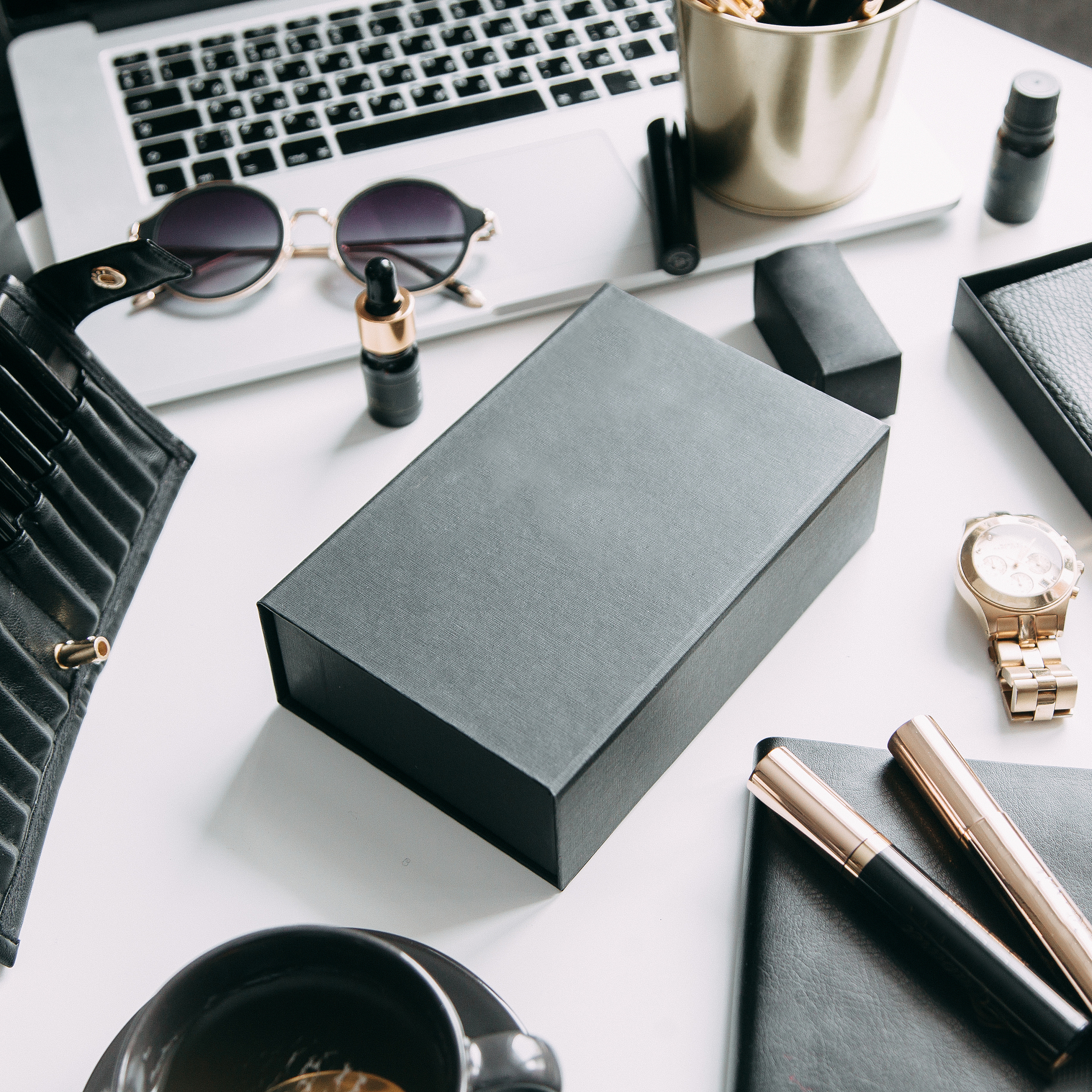 这是我们公司为您们准备的一些礼物预祝我们合作愉快！