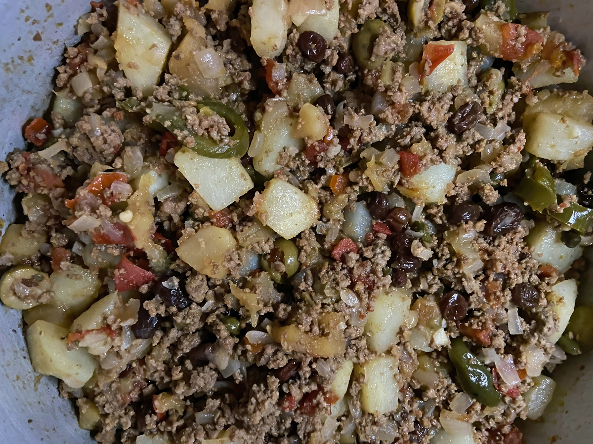 写一篇探店贵州菜的文章其中包括酸菜炒汤圆豆豉猪颈肉手抓糯米饭