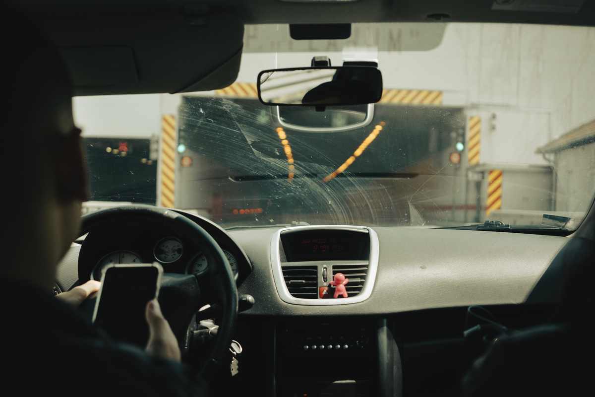 如何检测车辆行驶过程中的场景亮度？