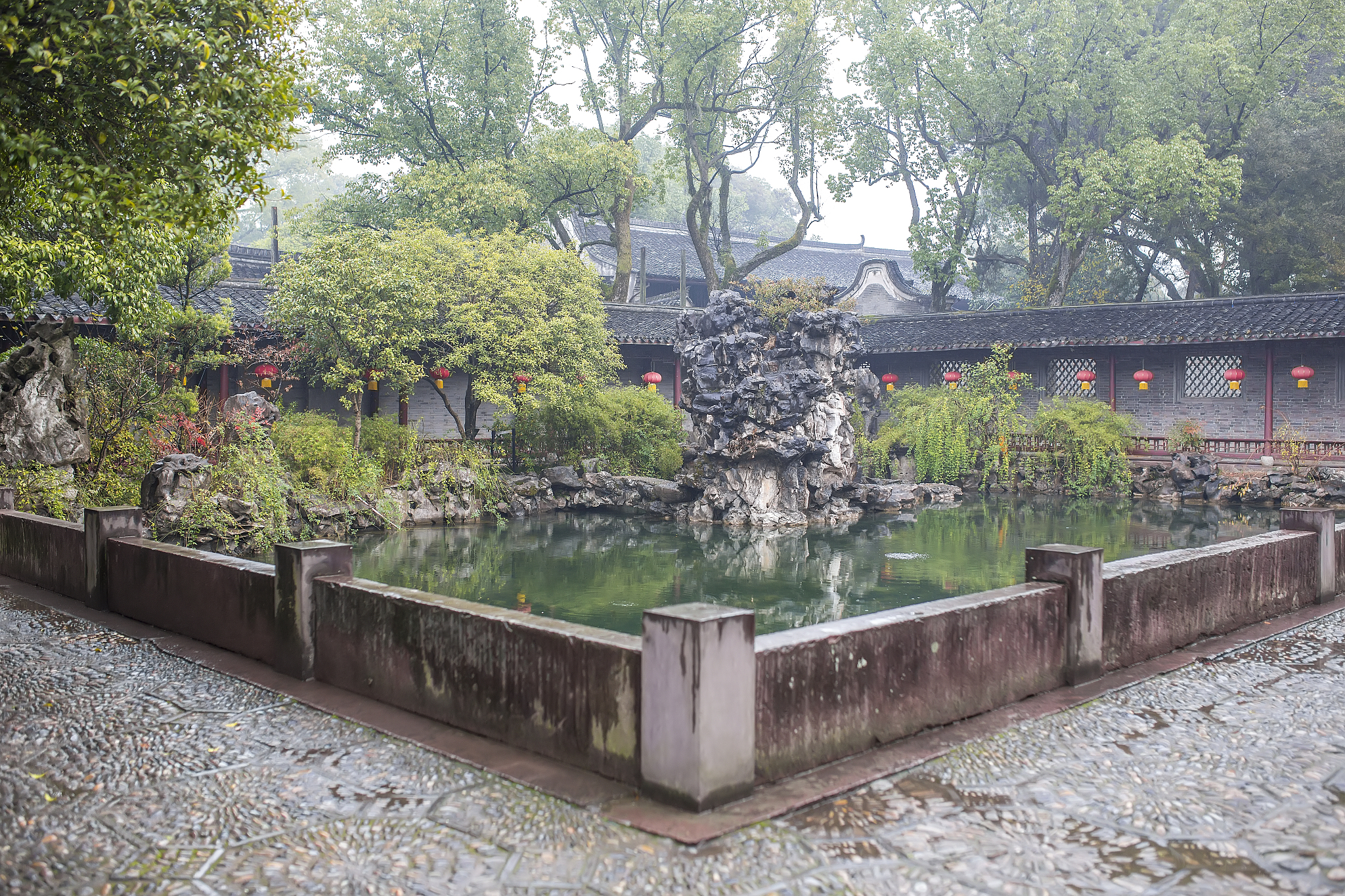 阅读以下信息帮我整理成PPT可用的内容其中造园特点展开说明郭庄俗称宋庄也名端友别墅是杭州现存唯一完整的私家花园被誉为西湖古典园林之冠。有联曰：红杏领春风愿不速客来醉千日；绿杨足烟水在小新堤上第三桥。郭庄历史郭庄又称汾阳别墅是清朝后期由富商宋端甫改建原先位于庄址所在的一处宋氏家族祠堂而出现的。20 世纪早期这座私家园林转让到福建人郭士林名下郭氏继而进行了改建并据唐朝中兴名将郭子仪的封号汾阳郡王而雅称