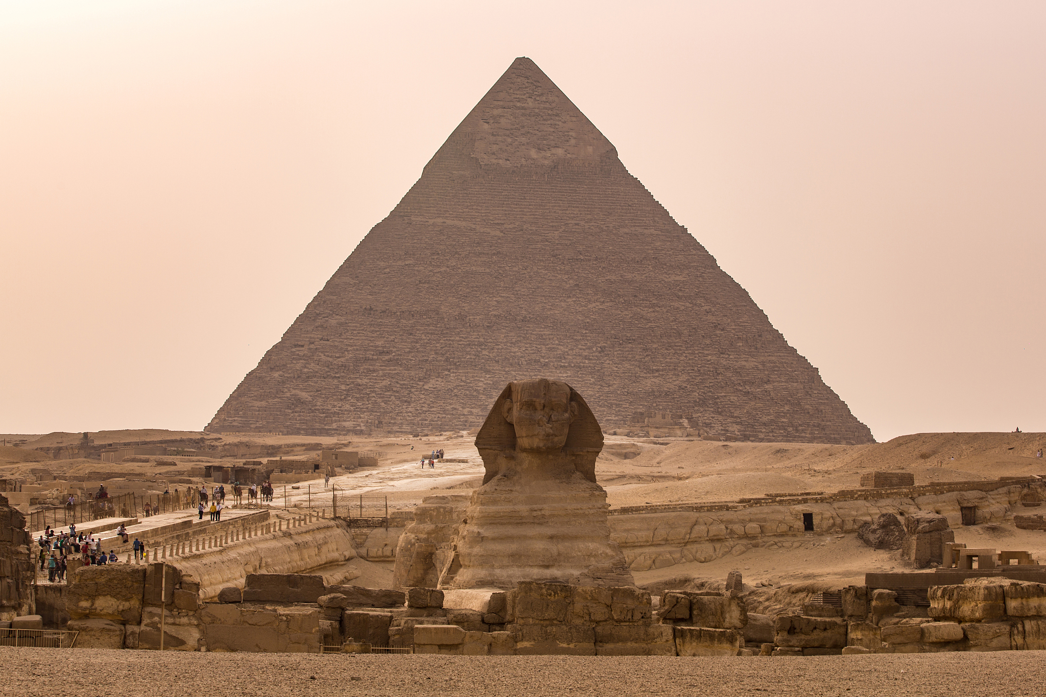 the sphinx and pyramid in giza, eygpt