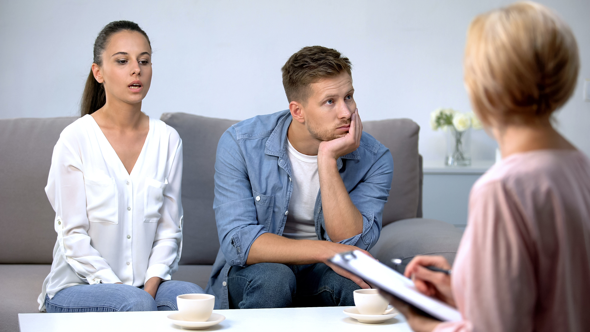 angry woman blaming husband at psychologist consultation, risk o