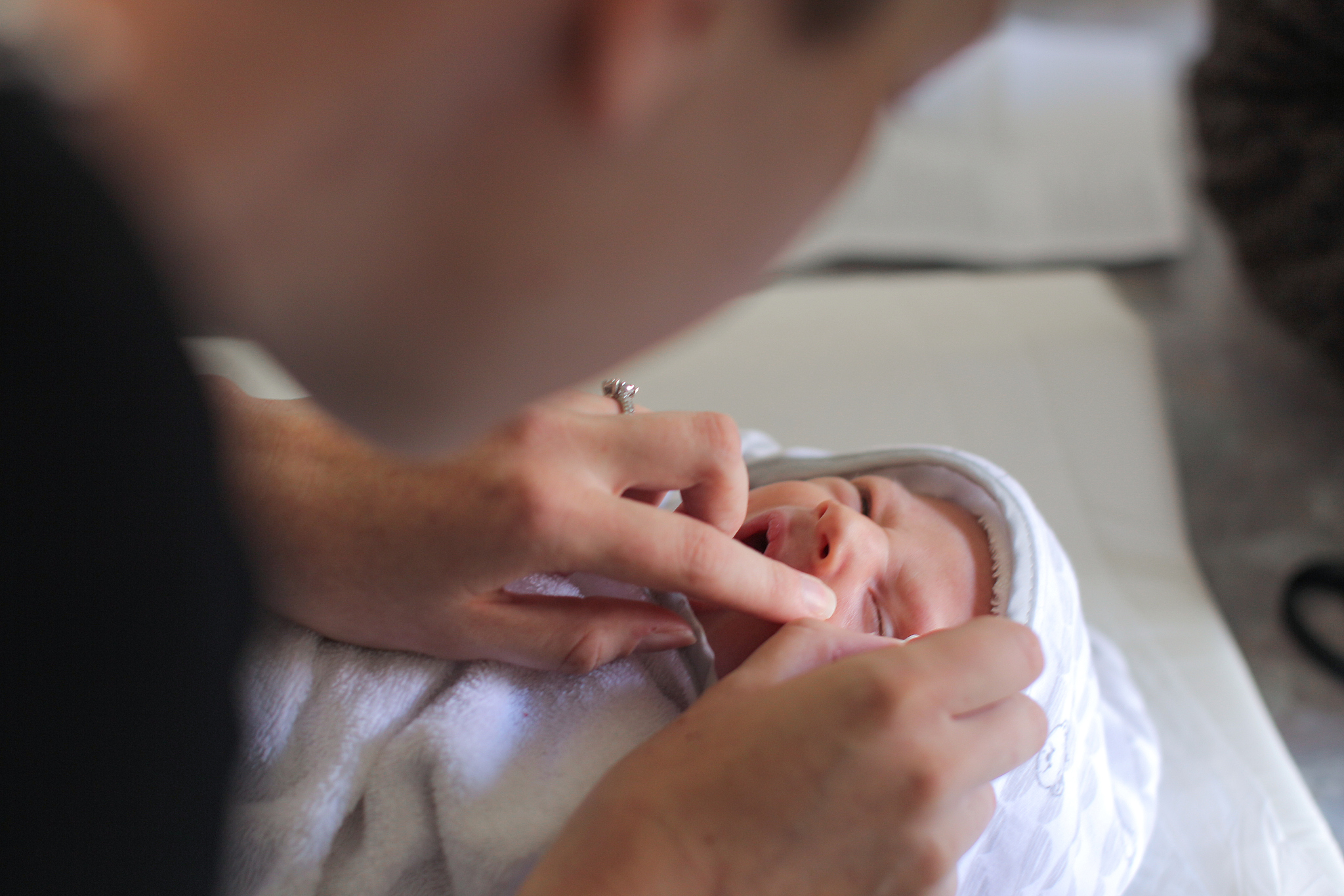 我是一名爸爸现在要养育一名1个月的男性宝宝我每天需要做些什么事情才能保证宝宝健康成长不生病。