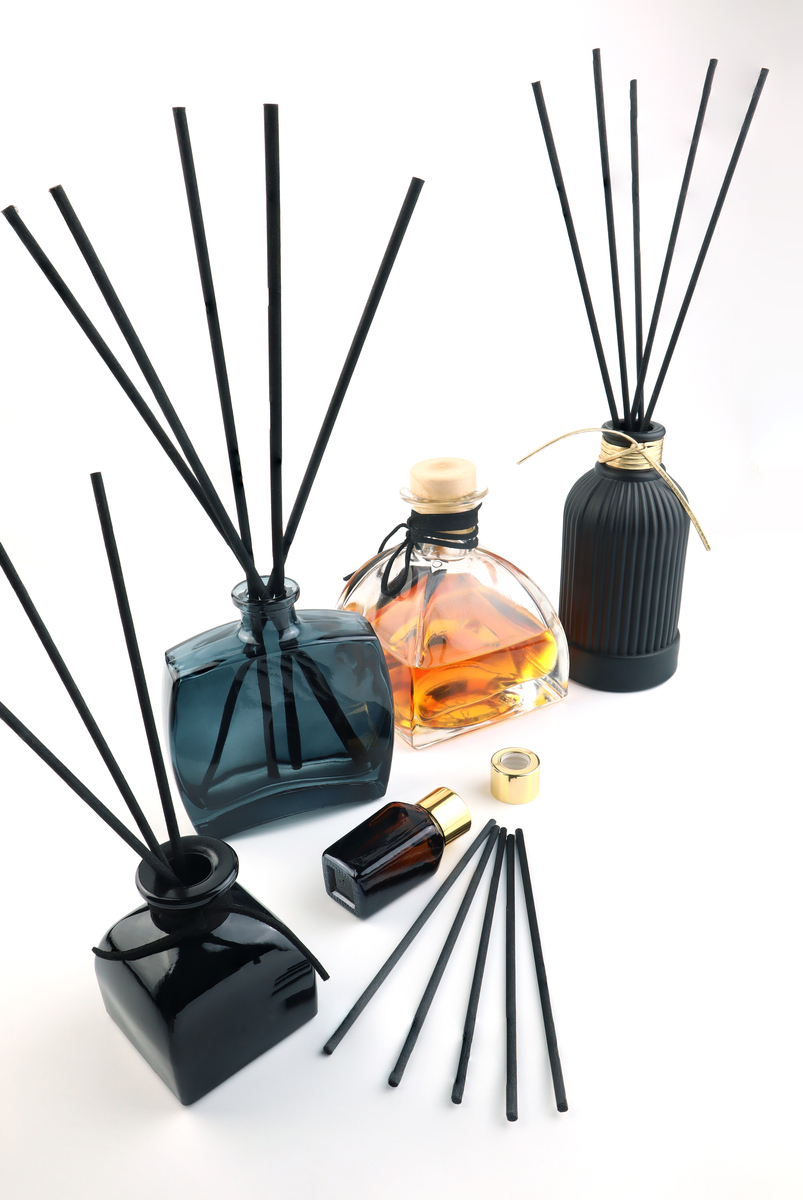 帮我写十个关于介绍并推荐大家买香氛的文章标题