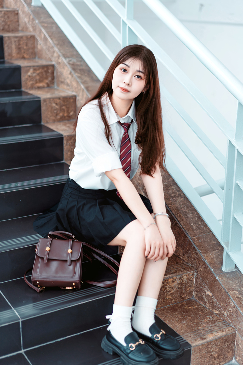 一、短视频名称二、短视频拍摄背景三、短视频拍摄目的四、短视频拍摄主题五、短视频拍摄总长30s-60s短视频总长尽量不要超过一分钟。六、短视频拍摄配置设备单反：A7M3；三脚架；补光灯考虑光线以及拍摄时间需不需要；各种镜头配置标准镜头、变焦镜头等；手机；笔记本电脑；其他配置依据环境和需要而定。七、短视频拍摄定位用户定位：八、短视频创意思想抖音短视频拍摄策划方案 - 校园穿搭视频主题：展示校园穿搭的搭