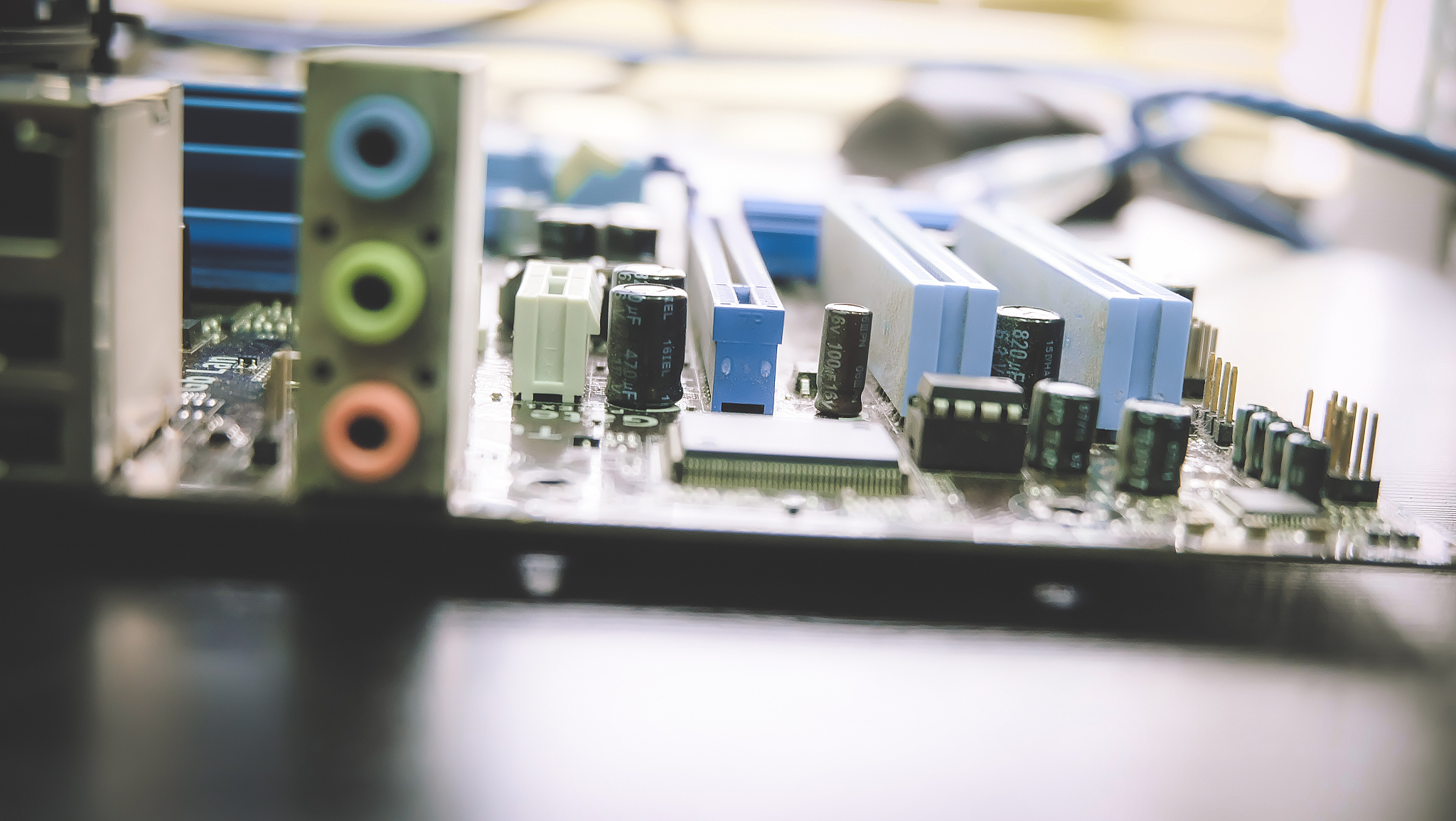 1	下列说法正确的是多选：A CPU和设备能并行运行。		B Cache里有的数据内存里不一定有。		C 操作系统一直在CPU上执行用于监视和管理各种进程。		D 紧急情况下CPU可以不通过设备控制器直接访问所有设备。E 下列存储介质的访问数据由快到慢的顺序依次是：寄存器、cache、内存、硬盘给出解释