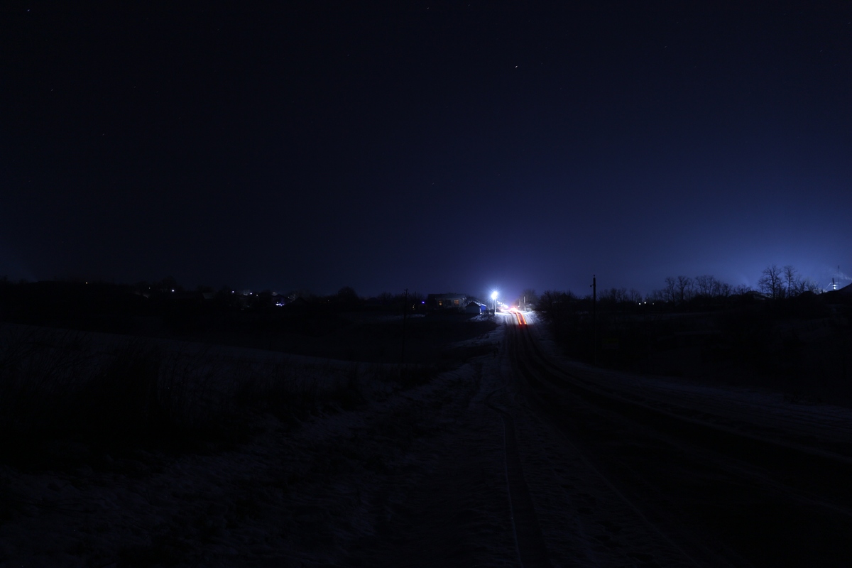 夜晚的道路,背景是马法光.