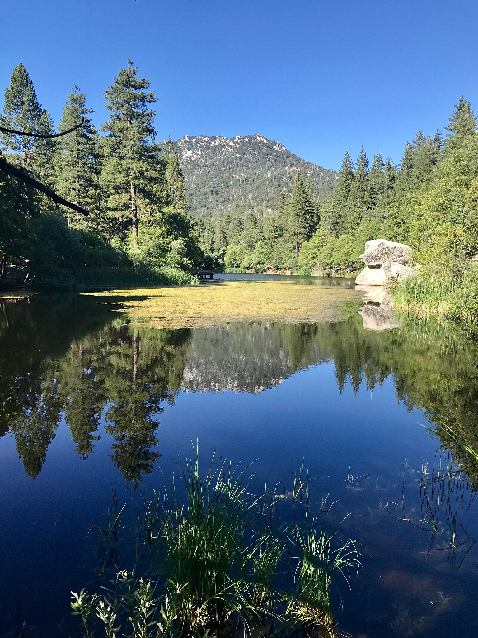 用唯美的意境形容一幅有蓝天小湖与亭子周围还有山坡的摄影图片