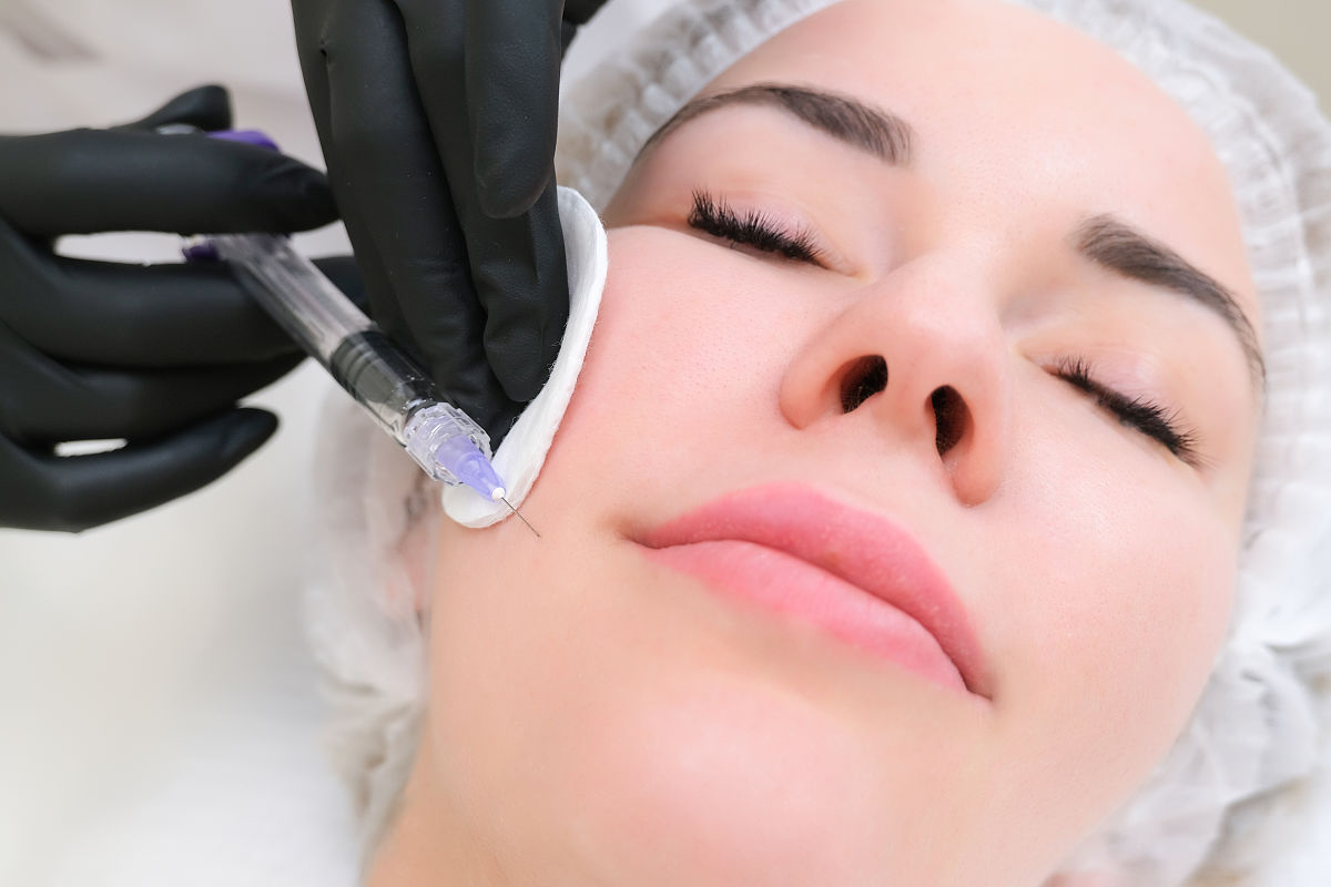 你是一个皮肤科美容医生的应聘者被提问：你对皮肤科美容技术的种类、适应症有什么了解？给出你的回答