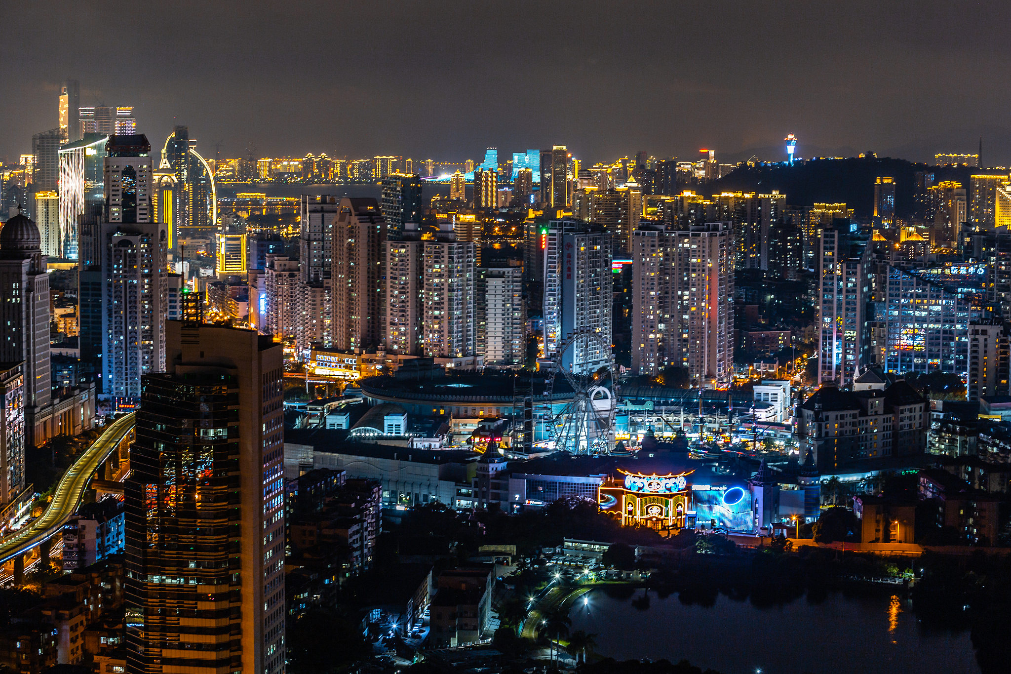 厦门繁华城市海边美景