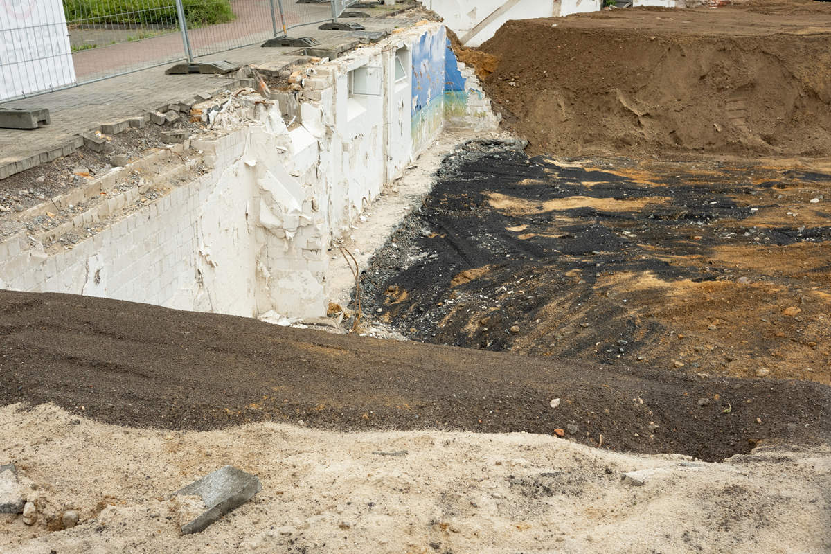 帮我改写对于干燥型沉陷坑虽然地表发生凹陷程度而已但土壤层为整体沉陷没有收到水体冲刷破坏其修复只要采取工程技术手段整理填平适当塑造地形即可恢复原有使用价值进行植物栽植修复。南湖地区主要采取煤矸石填充和其他物料填充两种方式予以修复。煤矸石填充法8主要利用现状堆场煤矸石对沉陷坑进行填充再使用优质种植土覆盖保证植物栽植深度。一部分用于绿化种植一部分用于道路和广场的修建。其他物料填充法则采用积水区域整治期间