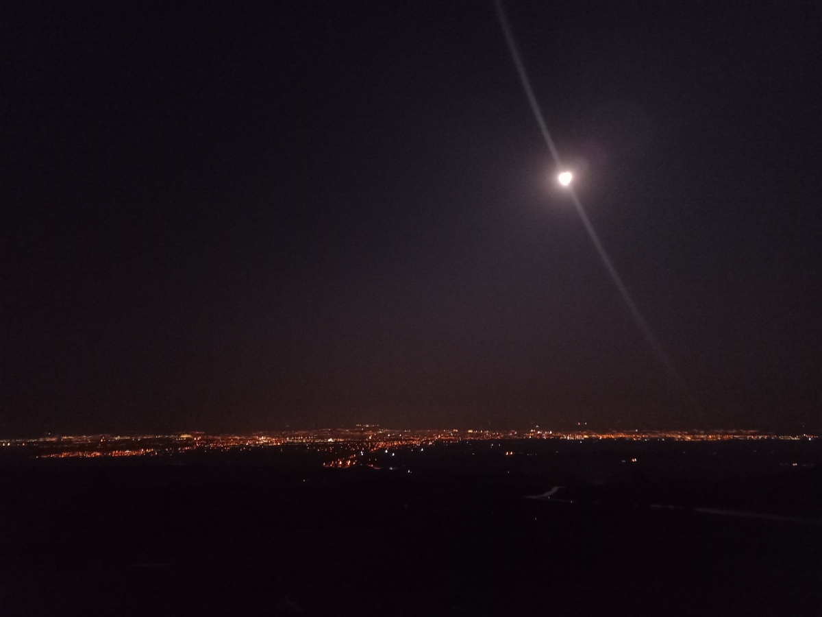 夜幕降临，我已等候多时