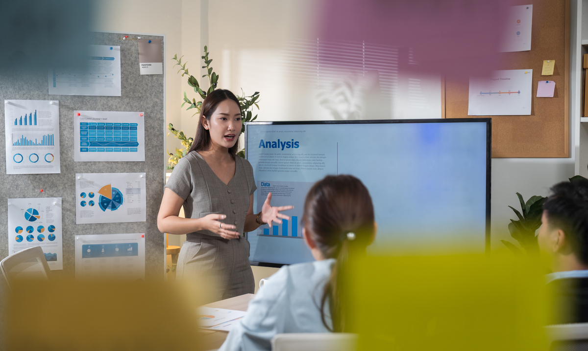 把下面这段话换一种表达字数不低于200字：一利用多媒体技术有利于为学生创造良好的学习氛围激发学生学习英语的兴趣。学习最好的激励是对所学材料感兴趣。兴趣是学生学习的基础也是激发创新的源动力。兴趣能够直接影响学生的学习成败只有浓厚的学习兴趣才能调动学生学习的积极性和启迪他们的智力潜能。我所教班级的英语课一般都被安排在下午此时学生的身心都处于疲劳状态注意力很容易分散。