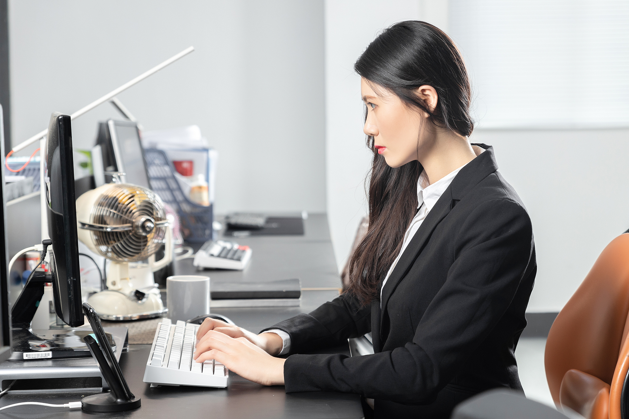 办公室里正在办公的亚洲成熟女性