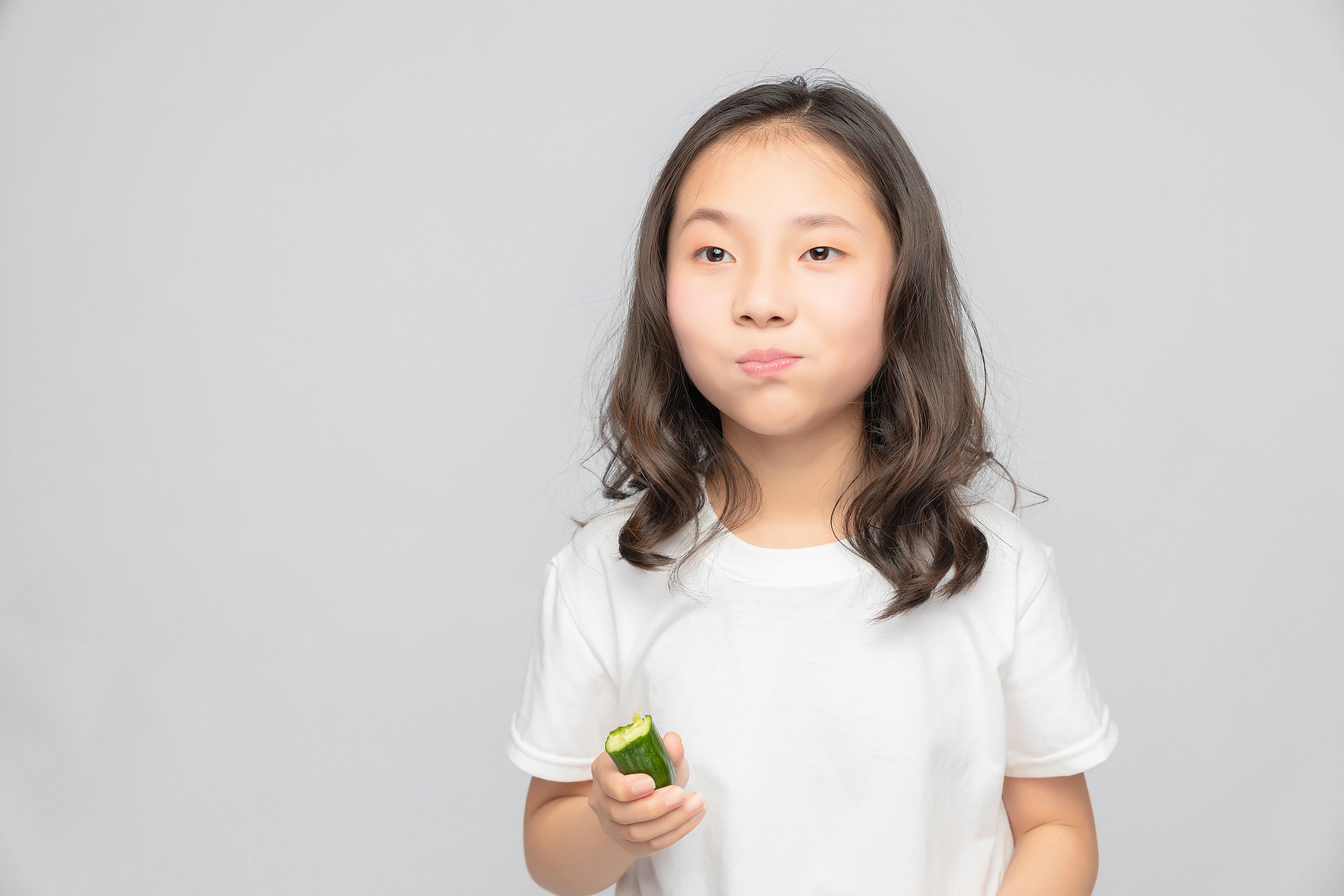 灰色背景里的亚洲小学女生