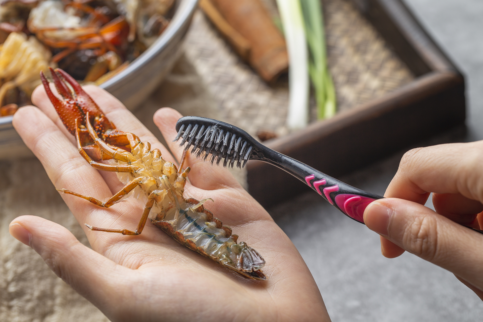 小龙虾最干净的处理方法200字左右详细描述一下