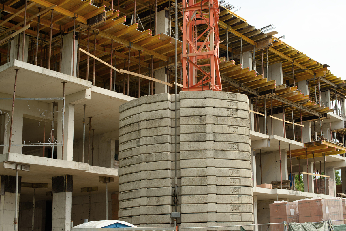 将下面这段话改变语序：通过应用研究对超高性能商品混凝土有以下评价：①有效地减轻结构自重并大幅度地提高商品混凝土的耐久性。众所周知钢筋商品混凝土的最大缺点是自重大在一般建筑中结构自重为有效荷载的8～10倍。当商品混凝土强度、性能提高时结构自重降低。国际预应力钢筋商品混凝土协会前主席C·格维克教授与世界著名预应力商品混凝土专家美籍华人林同炎教授曾预言80-90的钢结构工程可用预应力钢筋商品混凝土结构应