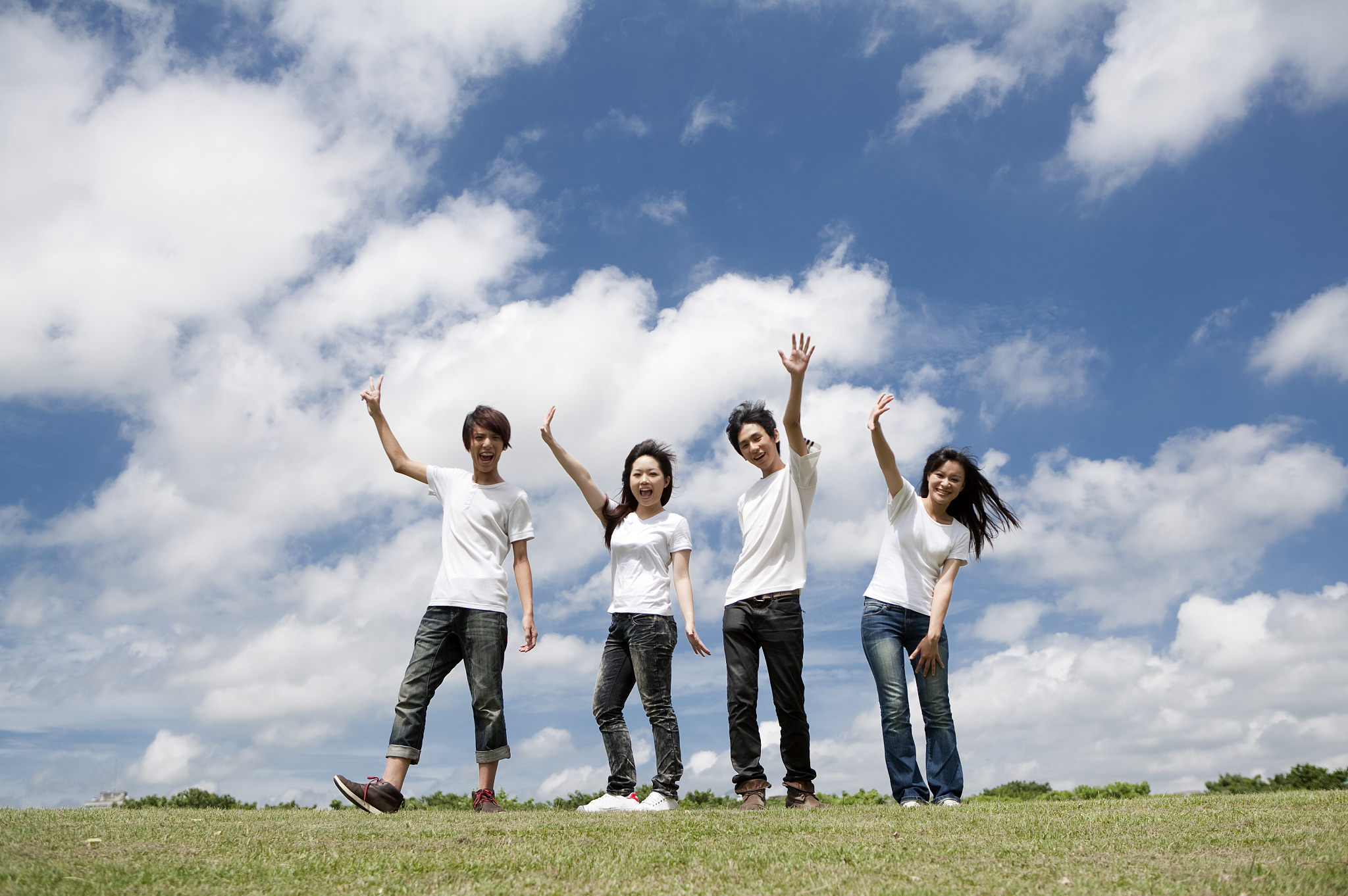 描写陪伴青年人经历成长的句子