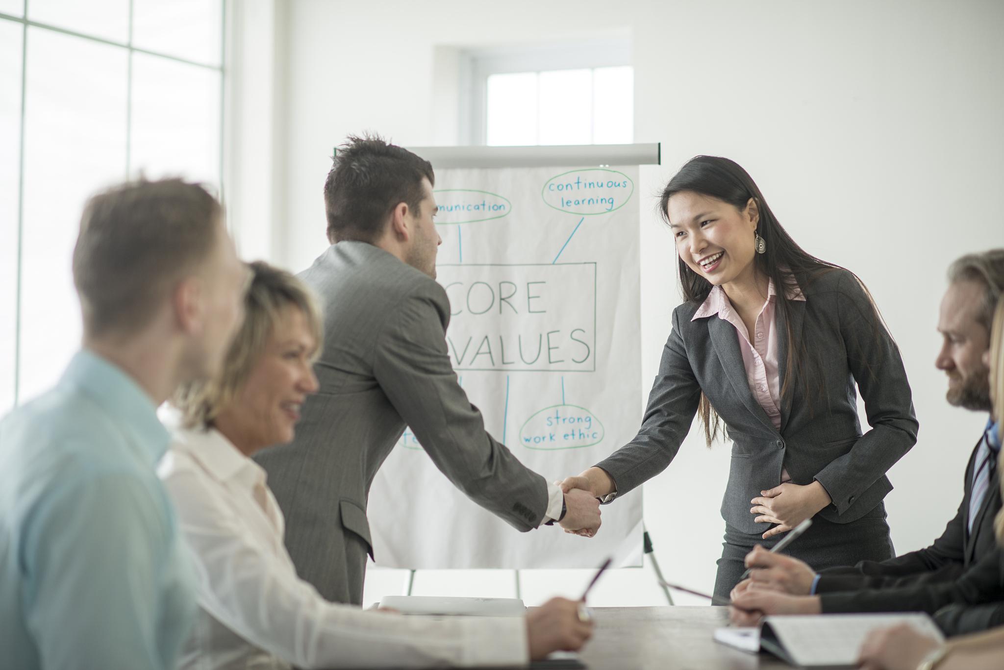 将下面文字进行语序的颠倒字数的增加降低文字的重复率。缺乏针对不同类型员工制定系统的培训方案未能够根据企业未来发展目标来规划培训方向也没有结合企业发展现状与存在的问题来确定培训内容更没有根据员工的个人职业发展组织培训课程16。