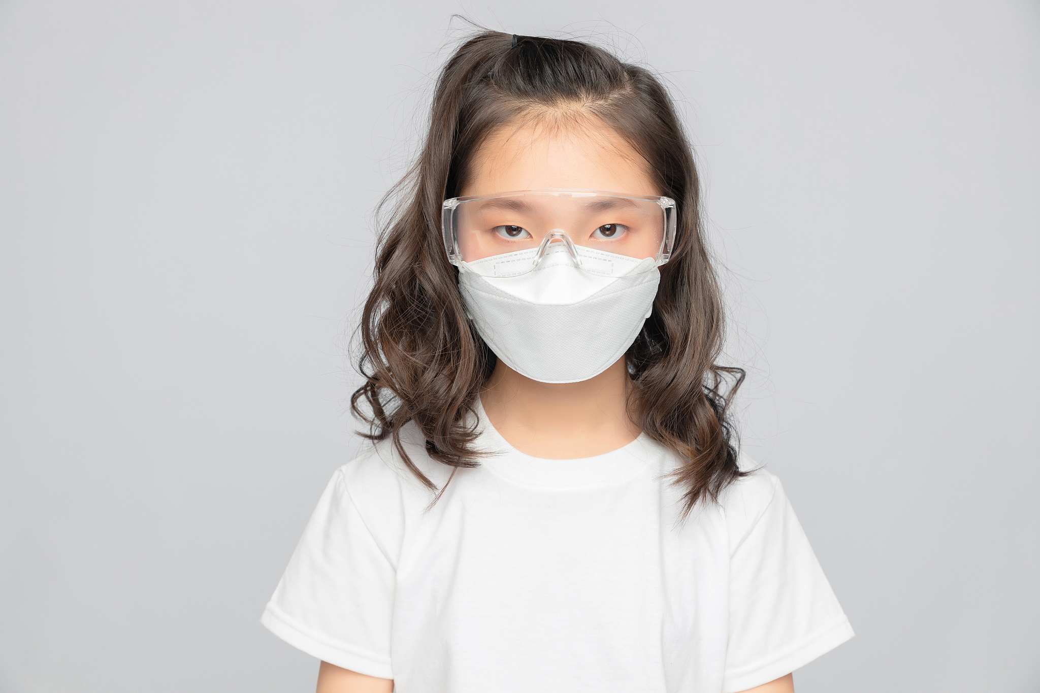 灰色背景里的亚洲小学女生