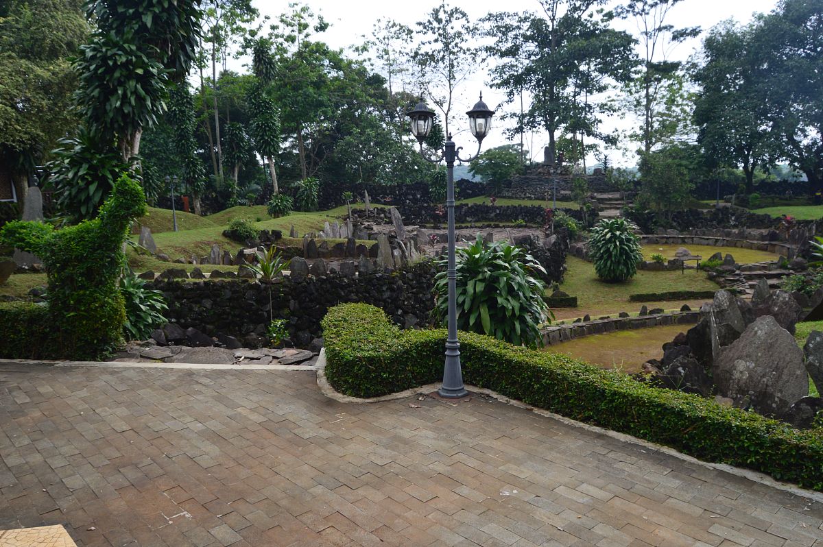 跨越文化之桥：铁路建设中的尊重与理解