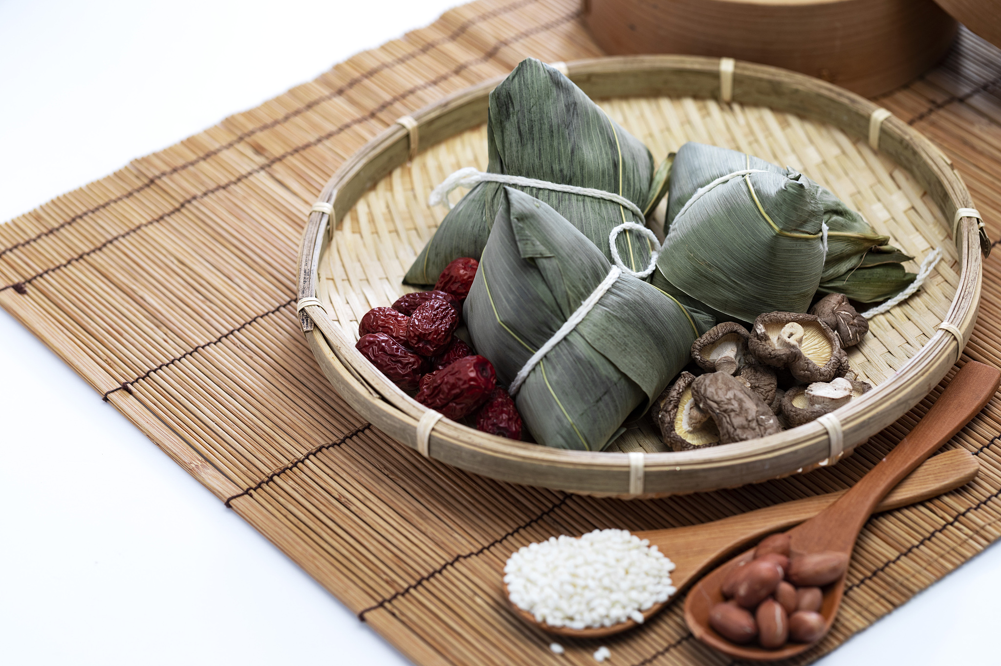 如何对自建食堂的建设、使用、服务、品质进行多维度考察及评比请给我一份细纲对每项给出具体分数所有分数相加为100分并且给出评分标准