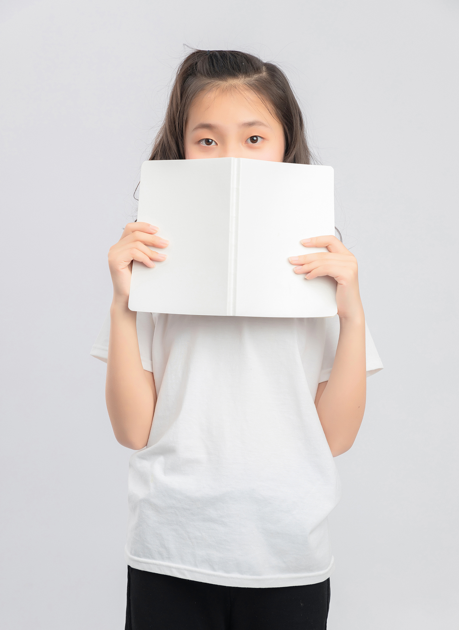 灰色背景里的亚洲小学女生