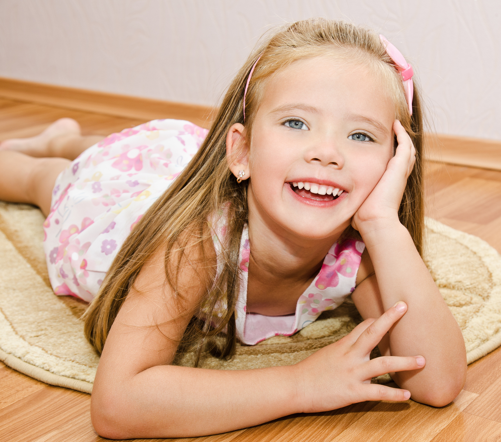 请用词语描绘一个可爱的小男孩词语间用隔开并且翻译成英文