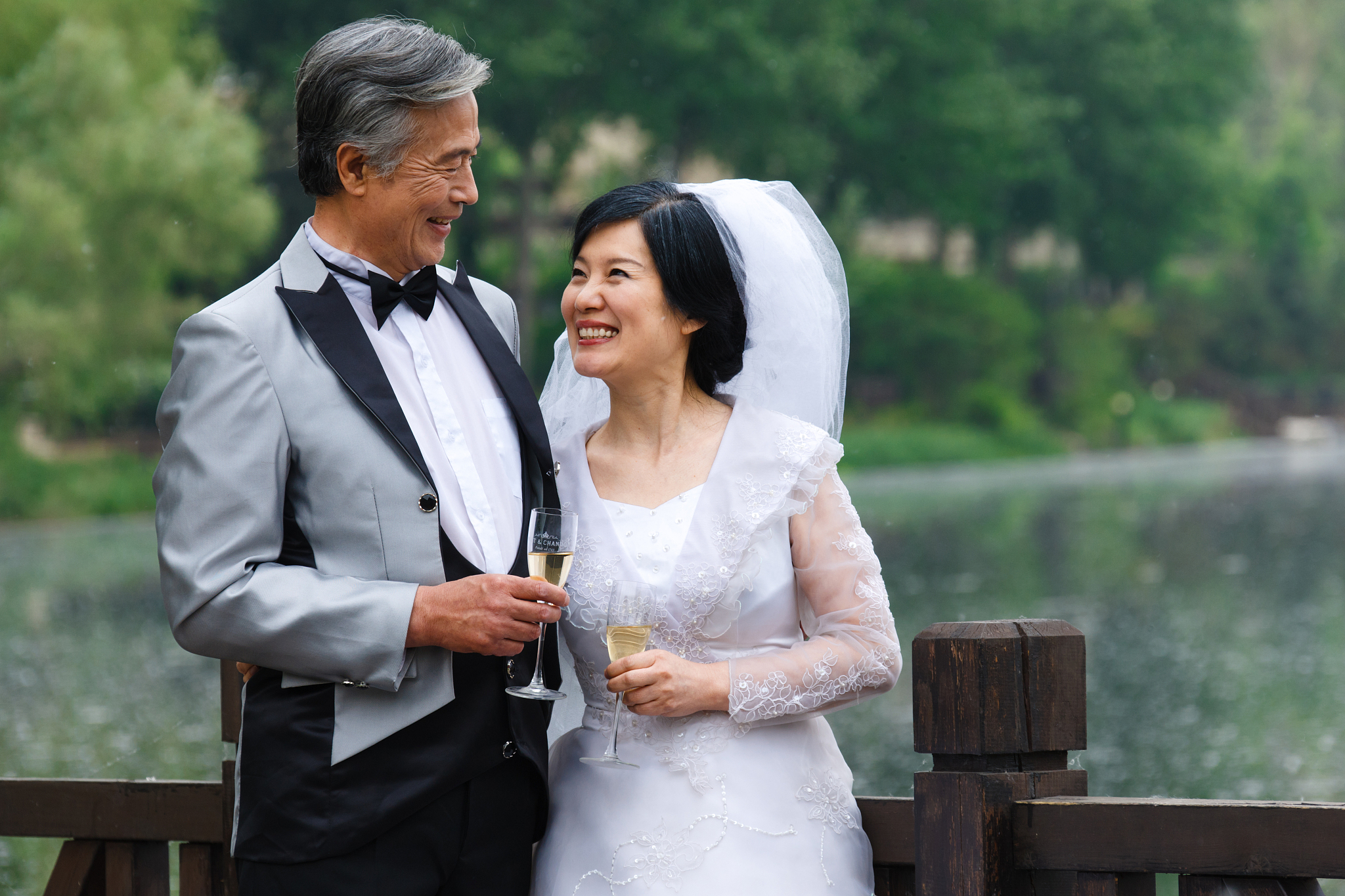 外婆的结婚照让我想起了她的美好青春和爱情。它让我懂得了爱情的可贵和珍惜爱情的重要性，爱是需要一生去守护。
改成文艺的说法
