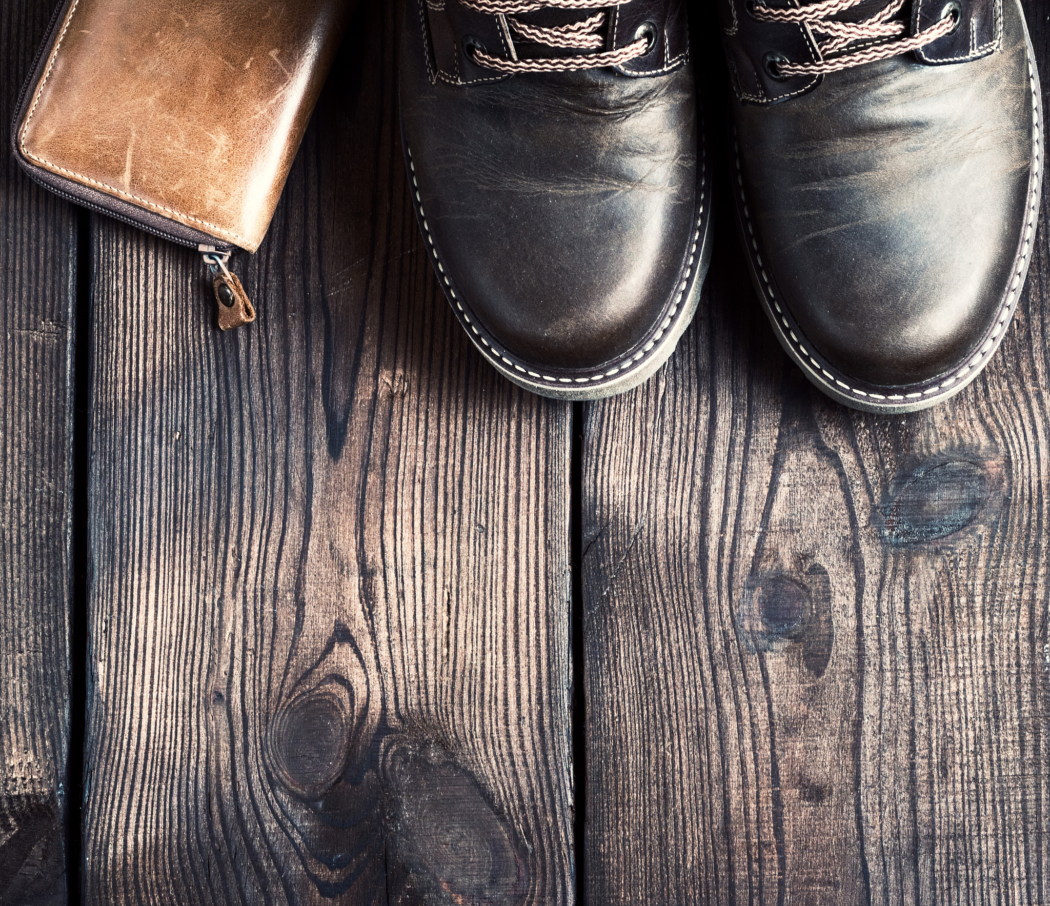 照片分析：棕色皮鞋的纹理、光线和色彩