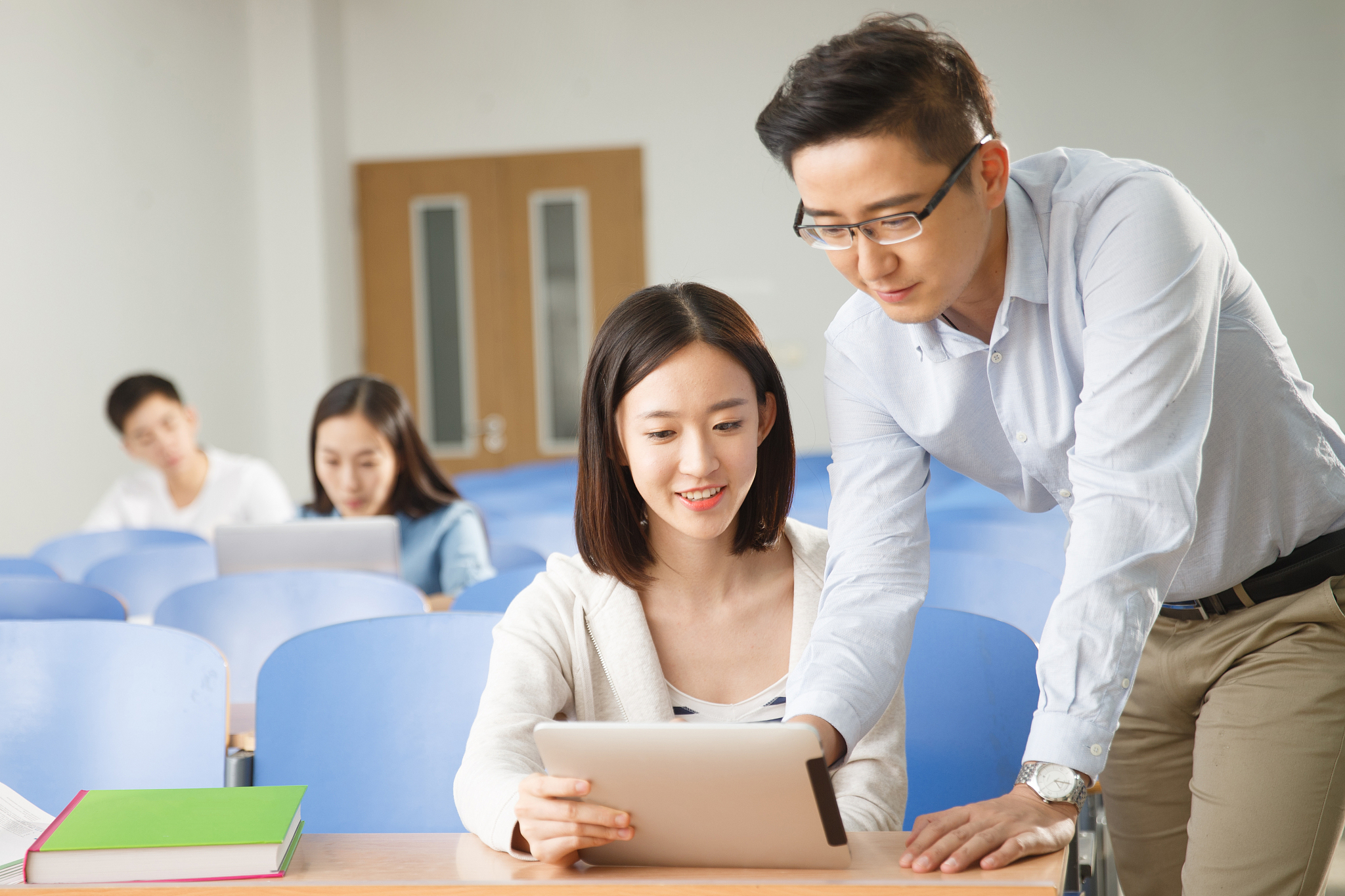 有个新学员在理论考核上都是良好的但是在随访演练中发现她的知识掌握并不扎实同时演练中沟通表达能力不佳面对这种学员你计划怎么进行有效辅导和带教？