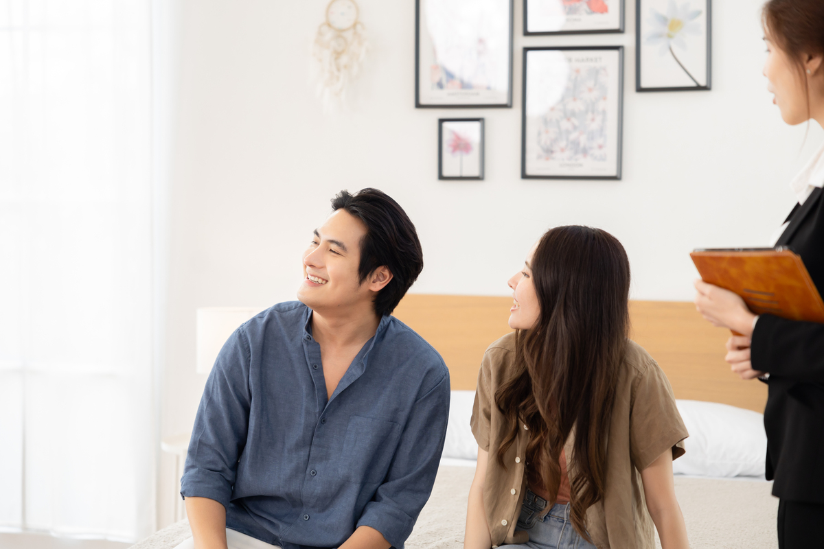 百度百度是中国大陆最大的中文网站由李彦宏等人创立于2000年1月1日提供搜索引擎、贴吧、知道、文库、图片、音乐、视频等多种服务。截至2021年3月百度日均独立设备数达571亿移动端日均活跃用户数达938亿。夫妻经常为一点小事总是吵架互不相让怎么才能相处好呢为了改善夫妻之间的关系可以尝试以下方法：1 沟通：夫妻之间应该多沟通坦诚地表达彼此的感受和想法。要有耐心理解对方的立场不要抱怨、指责或批评。2