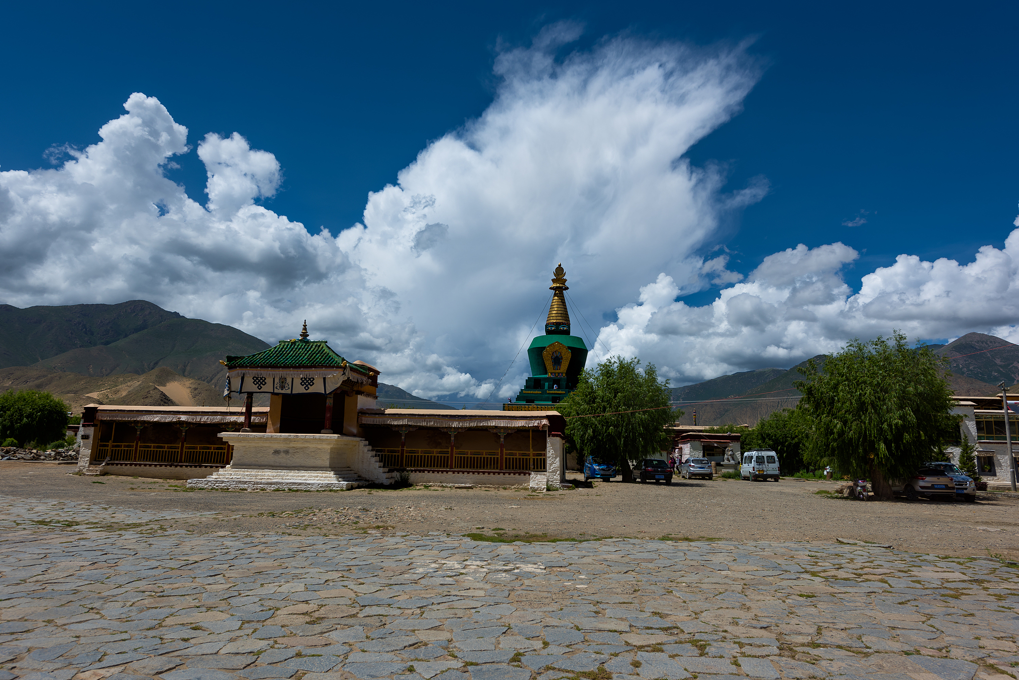 做一个去从成都出发去拉萨从青藏回的自驾游25天自驾游攻略推荐住宿的酒店名称每天价格300以内要求评分48分以上推荐吃饭的地方要有具体的名称菜名住宿的地方要注意海拔高度标注出每天住宿的海拔高度以及途径的最高海拔住宿的地方要逐步上升每天自驾的时间最好不超过6个小时标注出每天自驾的公里数