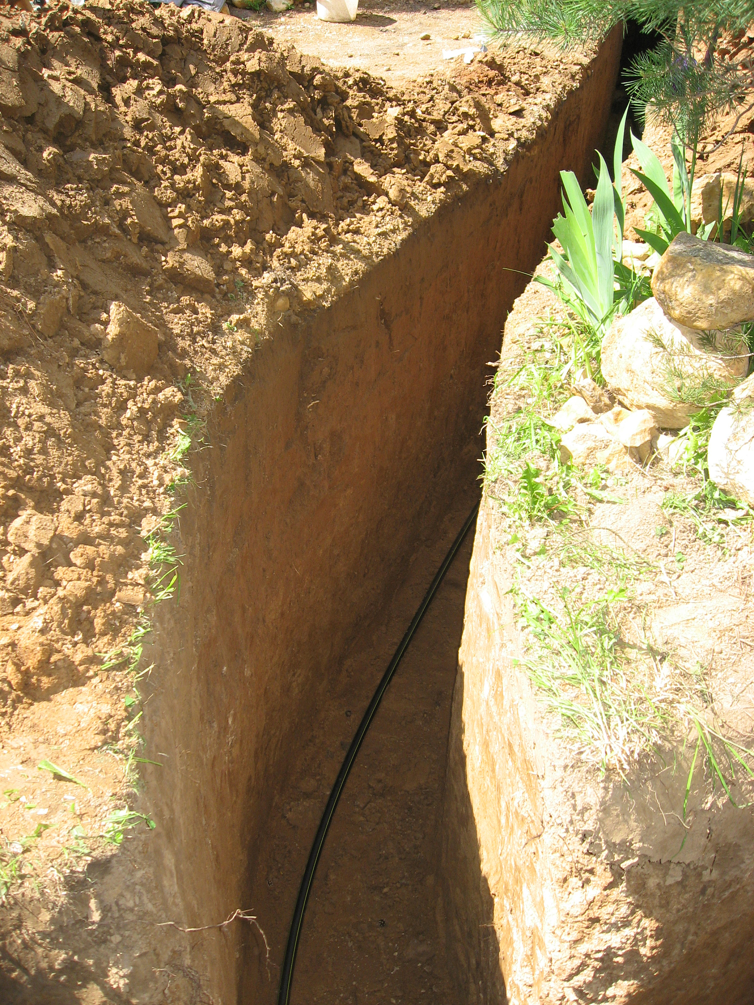 在路基中心处设置渗沟排除地下水是根据地下水动力学原理中的非干扰单渠道形式使地下水位降落后形成以路基中心线为对称轴的两条抛物线组成的降落漏斗路 基持力层处于漏斗之中不受地下毛细水浸湿影响从而达到疏干地下水的目的。保持原意改写