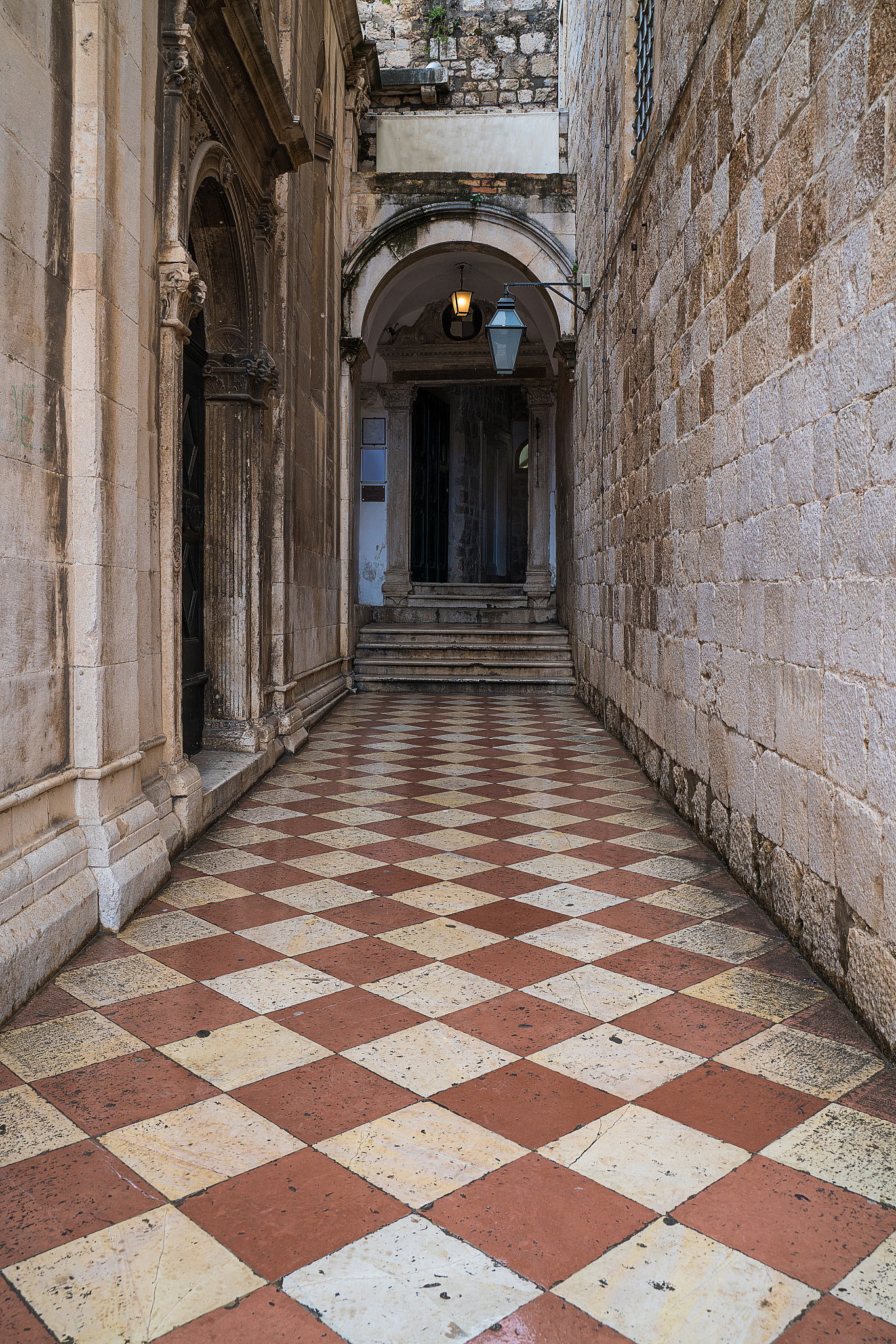 alley in old town dubrovnik