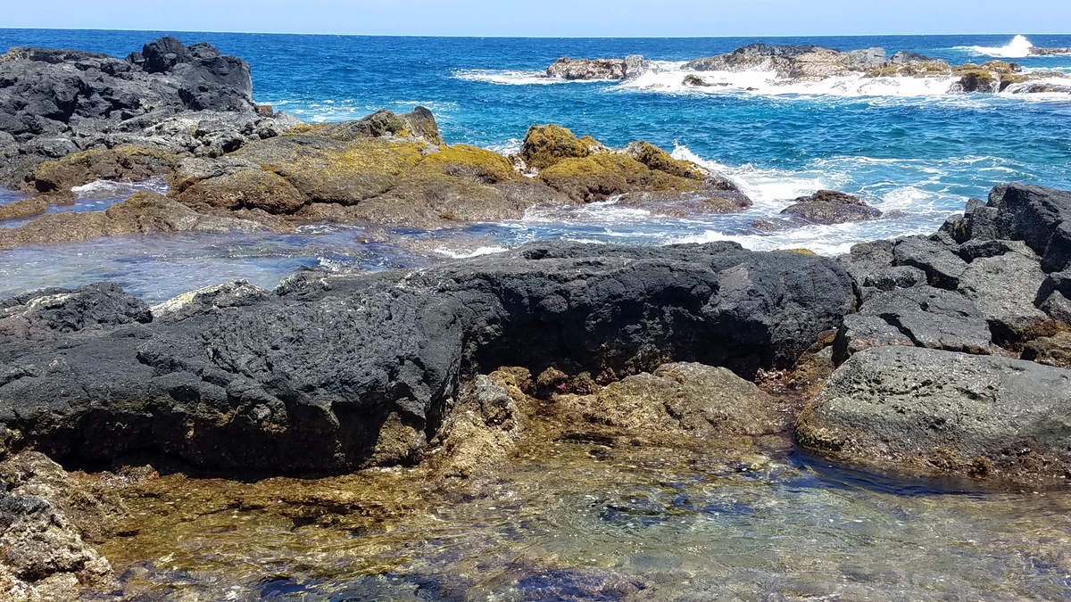 把渤海海域大中型中生代火山岩油气藏形成机理翻译成英文