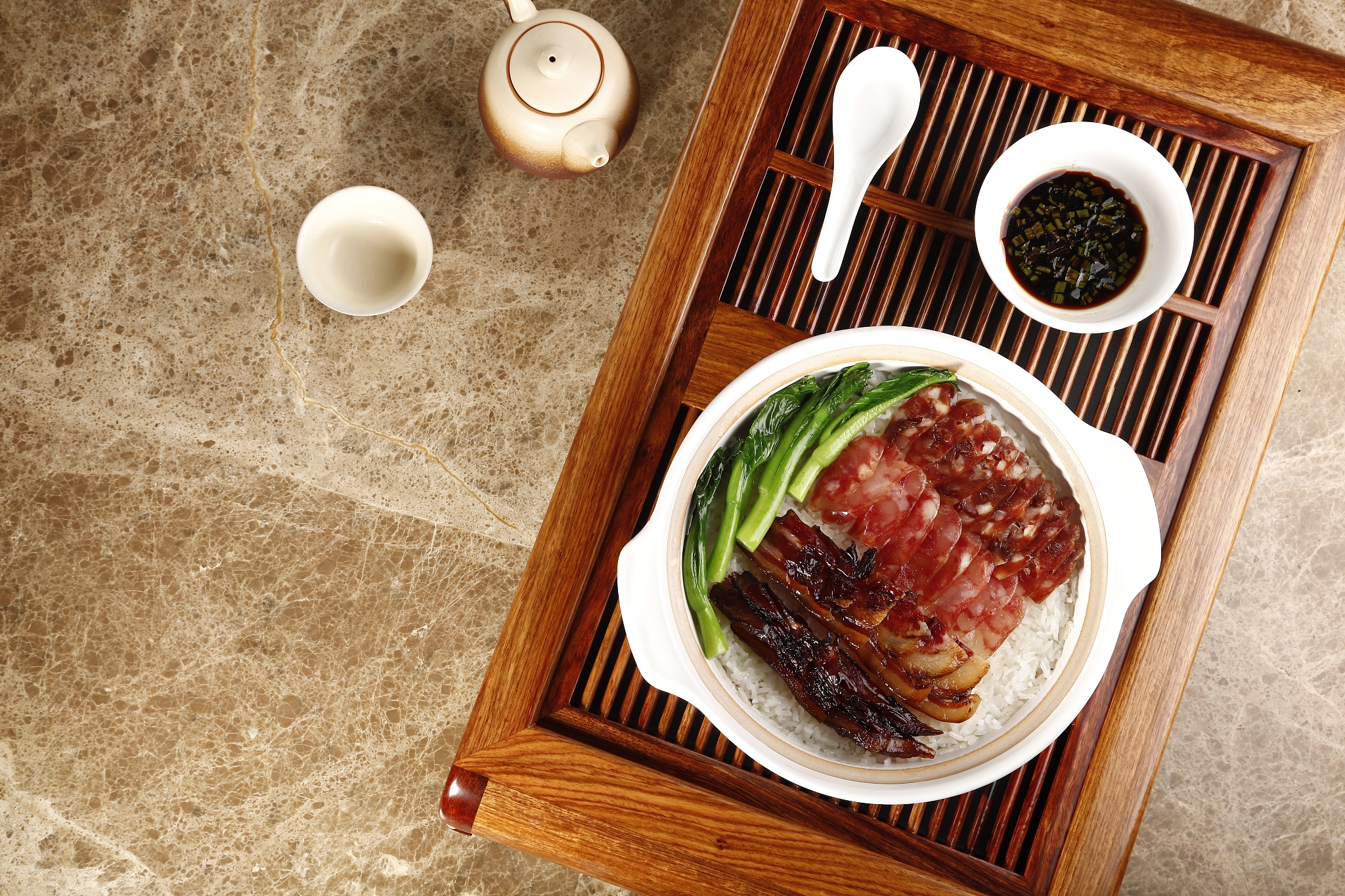 你是汉堡王的创意编导现在你需要写一个视频脚本标题是假如全人类都得了健忘症而你正常时长30s场景是汉堡王门店出镜的人是店长和客人脚本内容是客人点蛋牛牛蛋堡而店长得了健忘症需要搞笑的