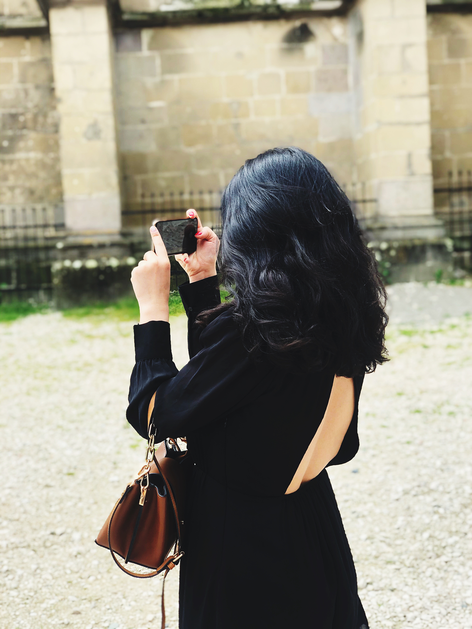 写一段神秘女人卡芙卡漫步在巴黎街头的片段