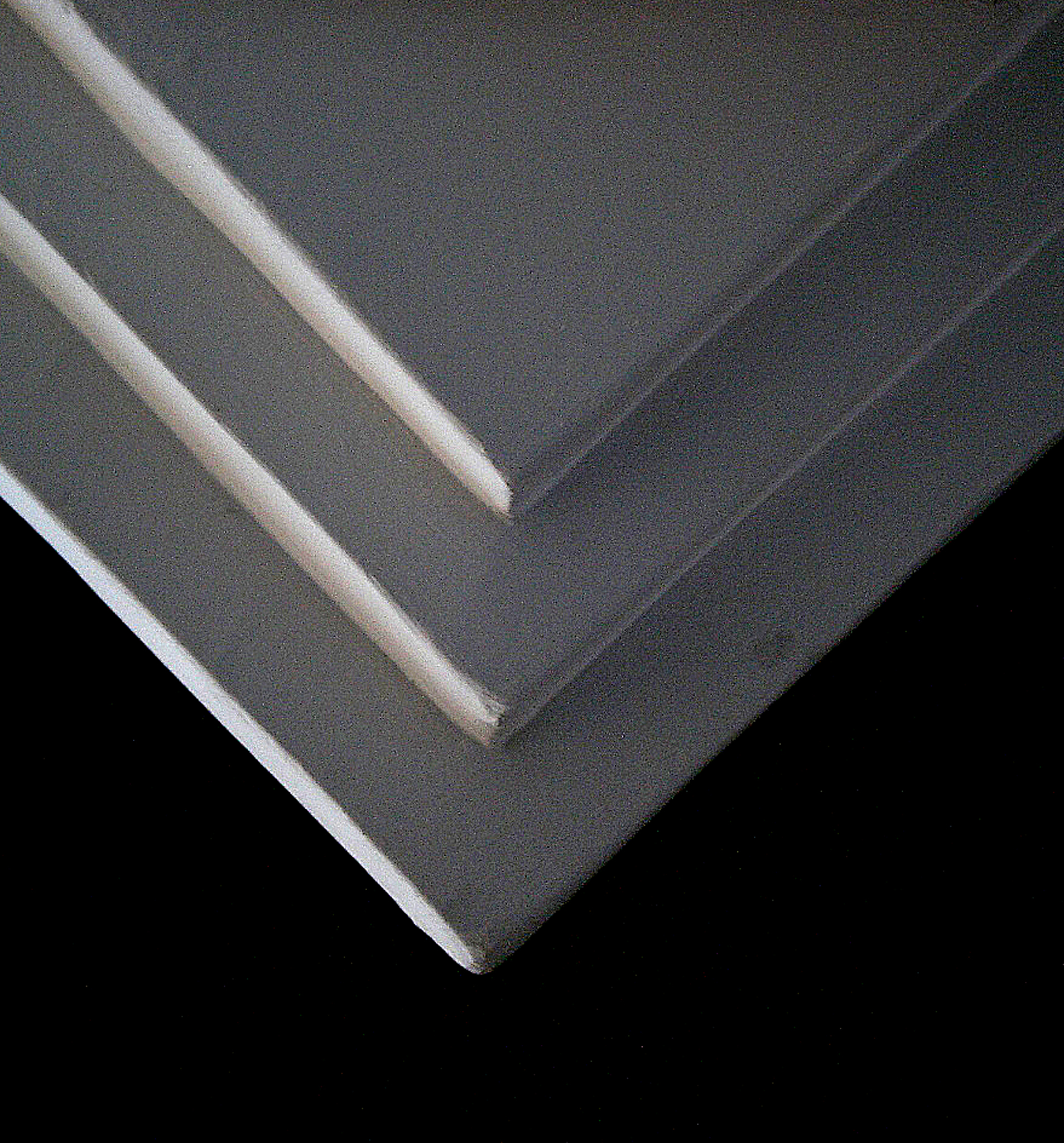 EVA 和 PVC 材质对比：优缺点及应用场景解析