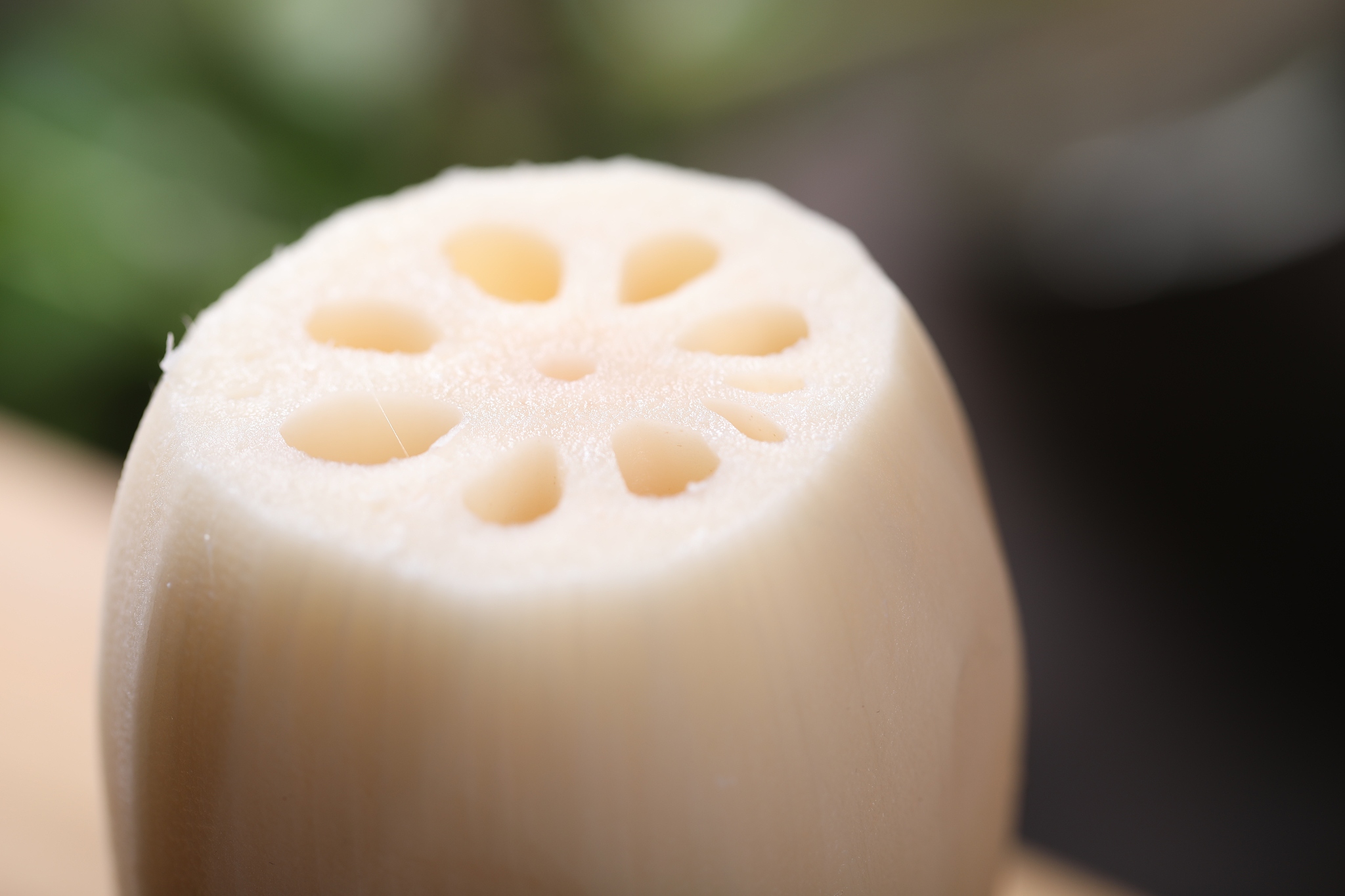 请帮我写1篇不少于800汉字的博客文章语言要幽默口语化。主题是：莲藕需要去皮吗 新鲜莲藕要削皮吗