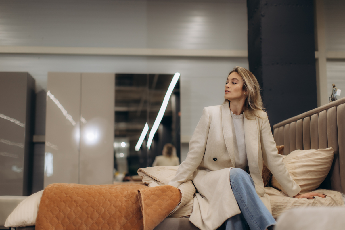 给我写一个40岁一个瑞典女人创业服装品牌的故事有经历有情节 28岁结婚因为工作忙感情变淡经常吵架 第二段婚姻10年后来又因为未来的价值观和平分手了