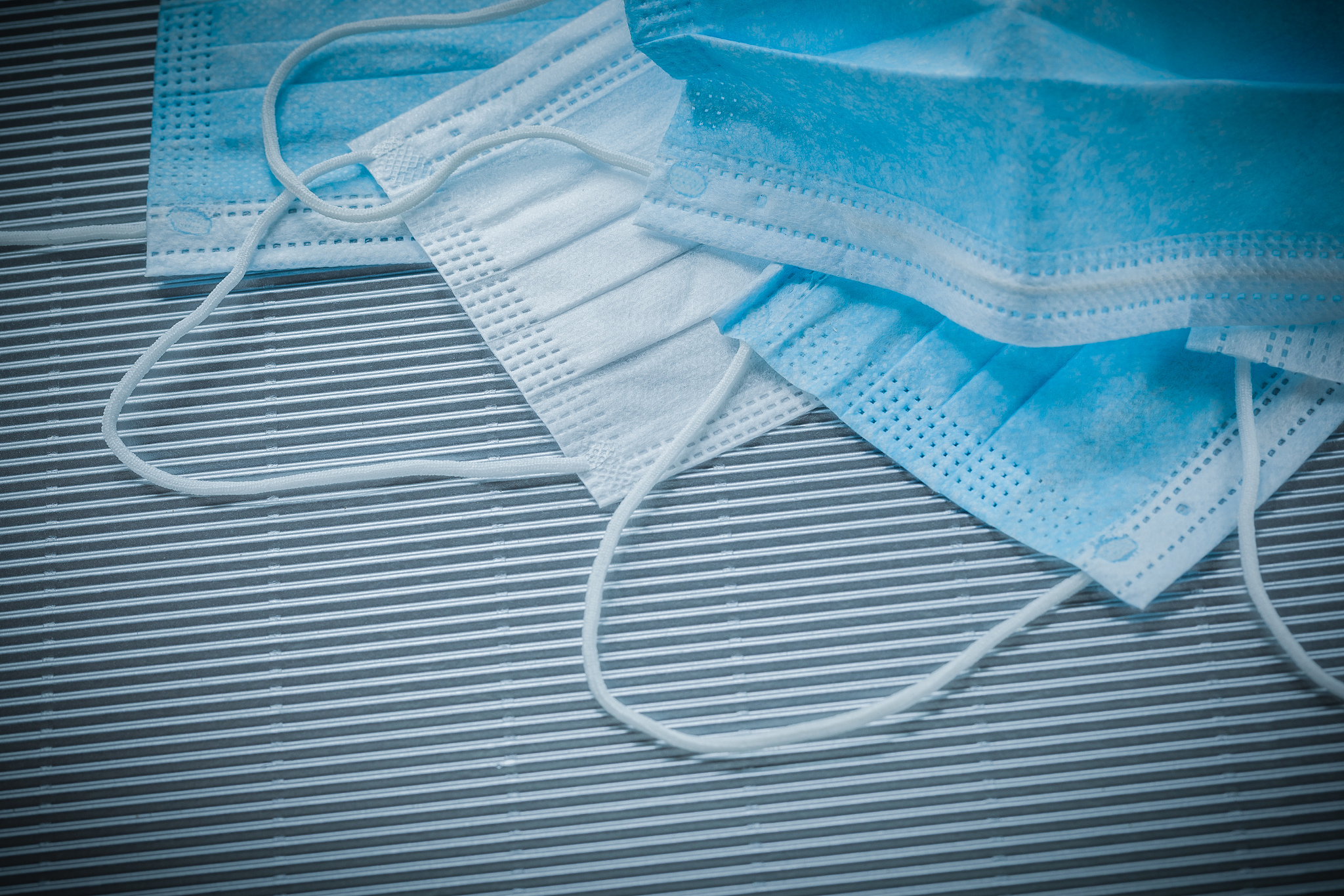 应将中毒人员转移至下风口处