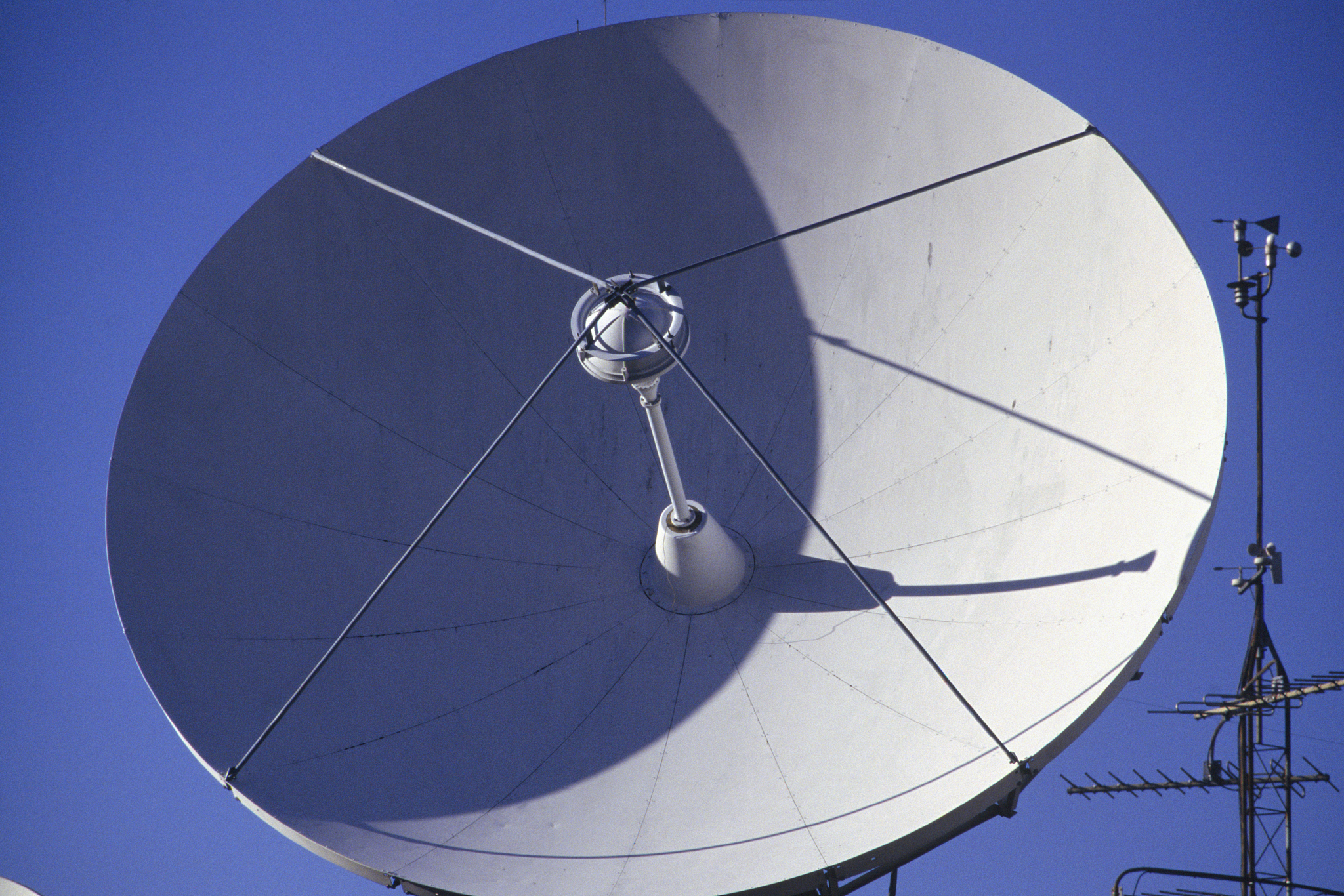 卫星天线极化方向详解：水平极化与垂直极化的区别