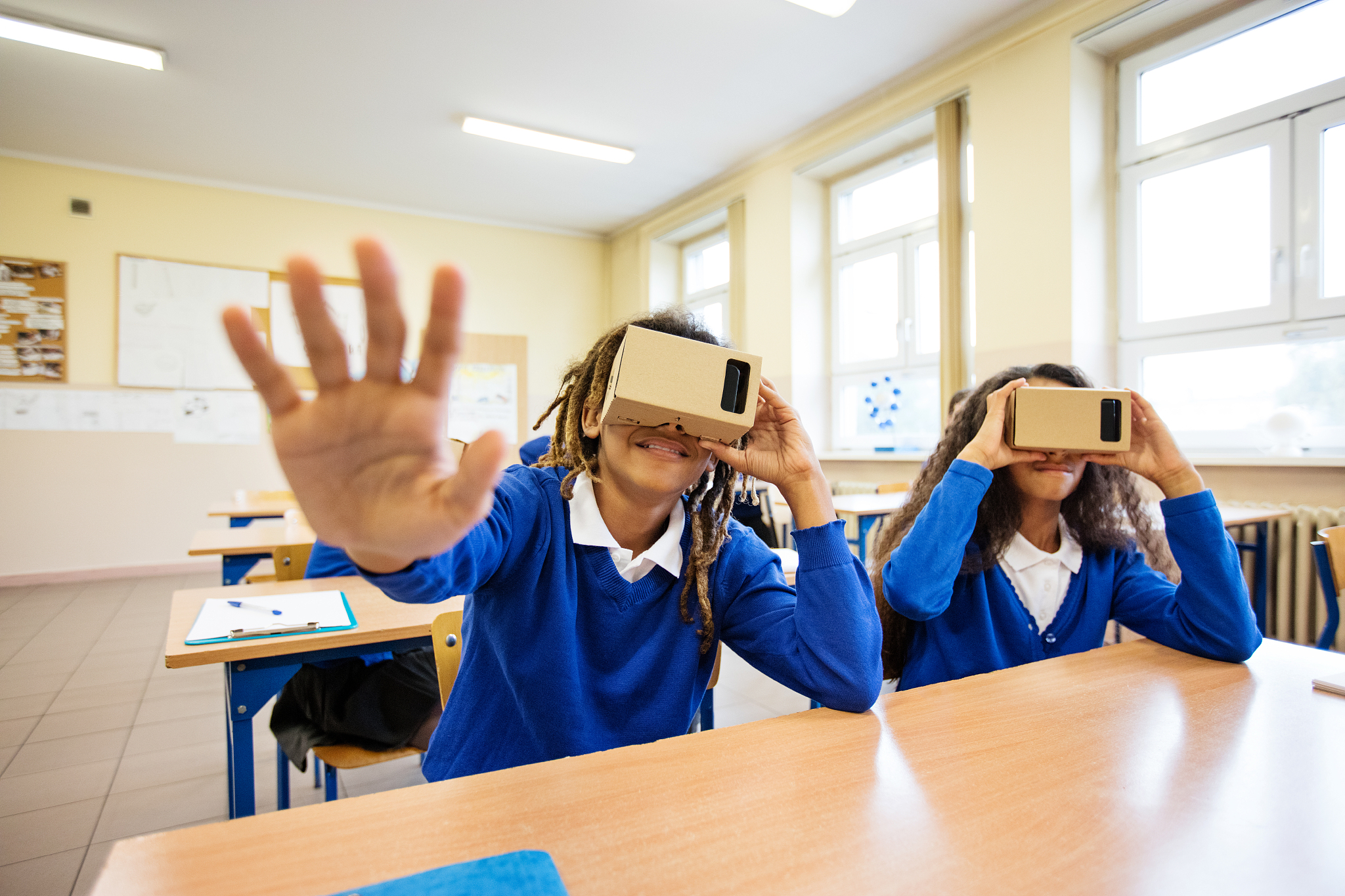 school kids using virtual reality goggles