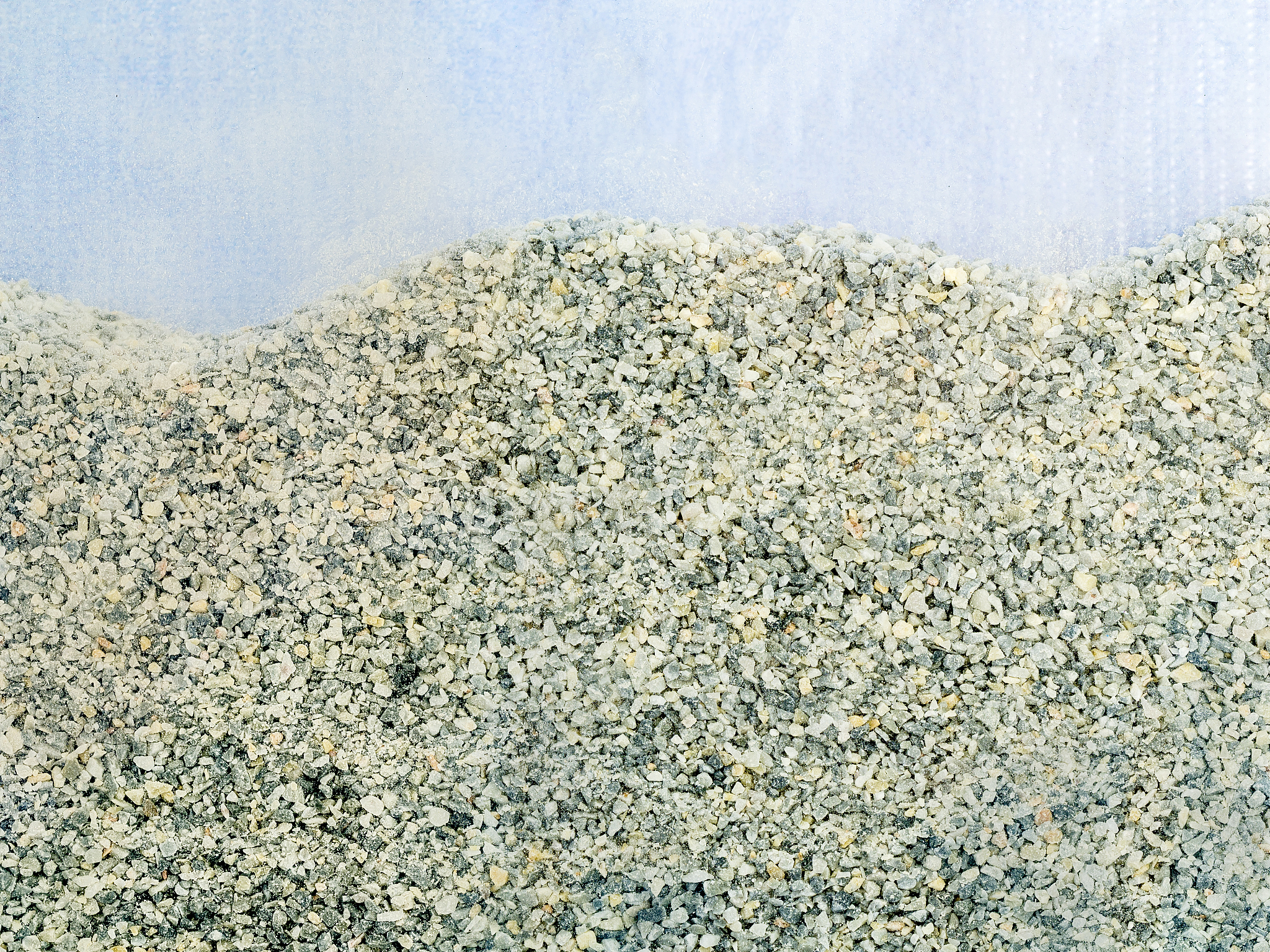 润色：In order to achieve a primitive natural color I ground natural turquoise and lapis lazuli and added adhesive to create a stronger gravel texture on the paper compared to ordinary mineral pigments w